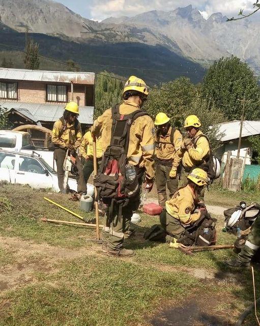 Unos 200 combatientes luchan contra un incendio forestal en El Bolsón