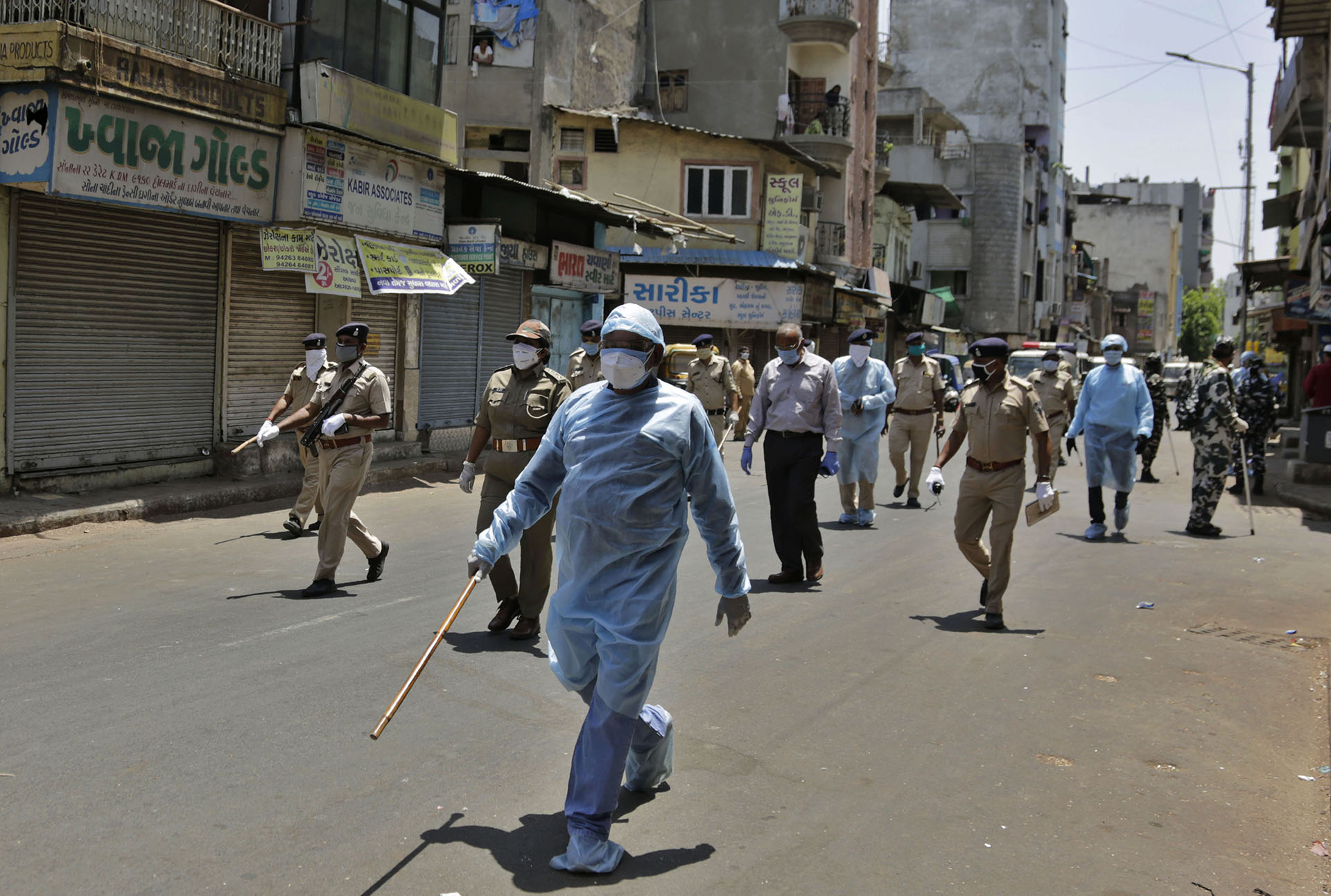 Policías indios patrullan una calle durante la cuarentena en Ahmedabad, India, el domingo 19 de abril de 2020. La India es uno de los lugares más concurridos de la Tierra, una nación donde el distanciamiento social es imposible para millones de personas (Foto AP/Ajit Solanki)