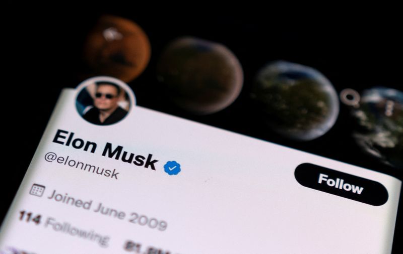 Ilustración fotográfica de la cuenta en Twitter de Elon Musk en un teléfono móvil. 15 abril 2022. REUTERS/Dado Ruvic
