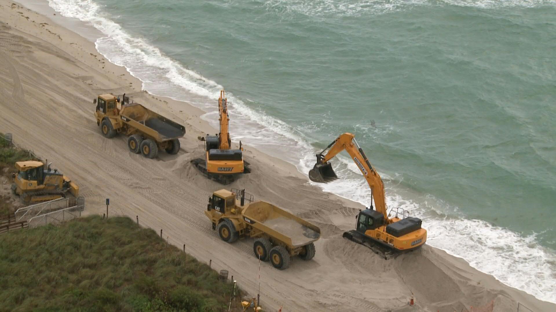 Decenas de camiones están vertiendo miles de toneladas de arena blanca con partículas de no más de 4,7 milímetros de diámetro en Miami Beach, como parte de la respuesta del gobierno de Estados Unidos a la erosión producida por el aumento del nivel del mar en uno de los destinos turísticos más populares de Florida