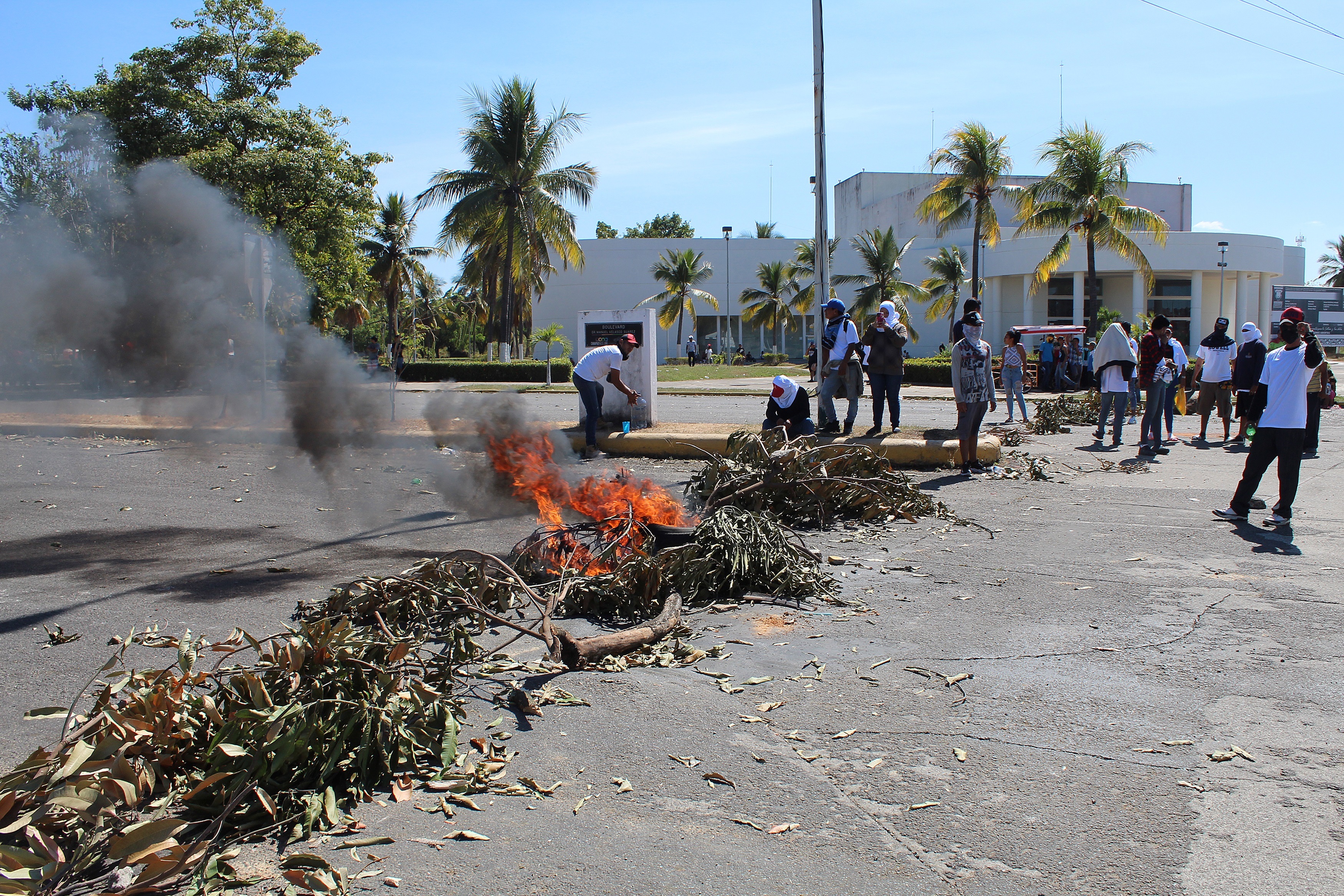 Los migrantes varados en Chiapas han arreciado sus protestas con la finalidad de que las autoridades migratorias les otorguen visas humanitarias y poder salir de Tapachula, en donde muchos de ellos ya llevan meses. (Foto: EFE/Juan Manuel Blanco)