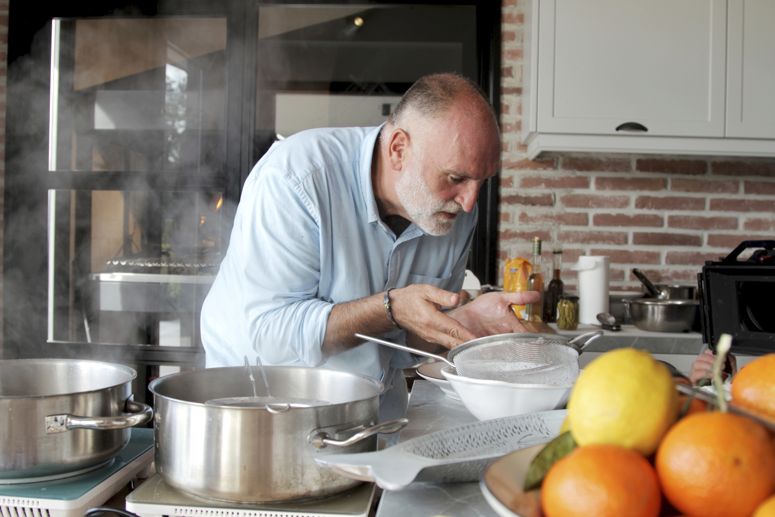 En esta imagen proporcionada por Discovery el chef José Andrés cocina para su familia y amigos en Asturias en una escena de la serie de Discovery + "Jose Andres and Family in Spain" (“Chef José Andrés y familia”). (Xaume Olleros/Discovery vía AP)