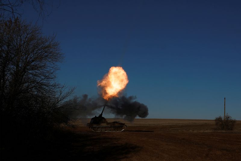 La 43ª Brigada de Artillería Pesada del ejército ucraniano dispara un obús alemán Panzerhaubitze 2000, mientras continúa el ataque de Rusia contra Ucrania, cerca de Soledar, Ucrania. 11 de enero, 2023. REUTERS/Clodagh Kilcoyne