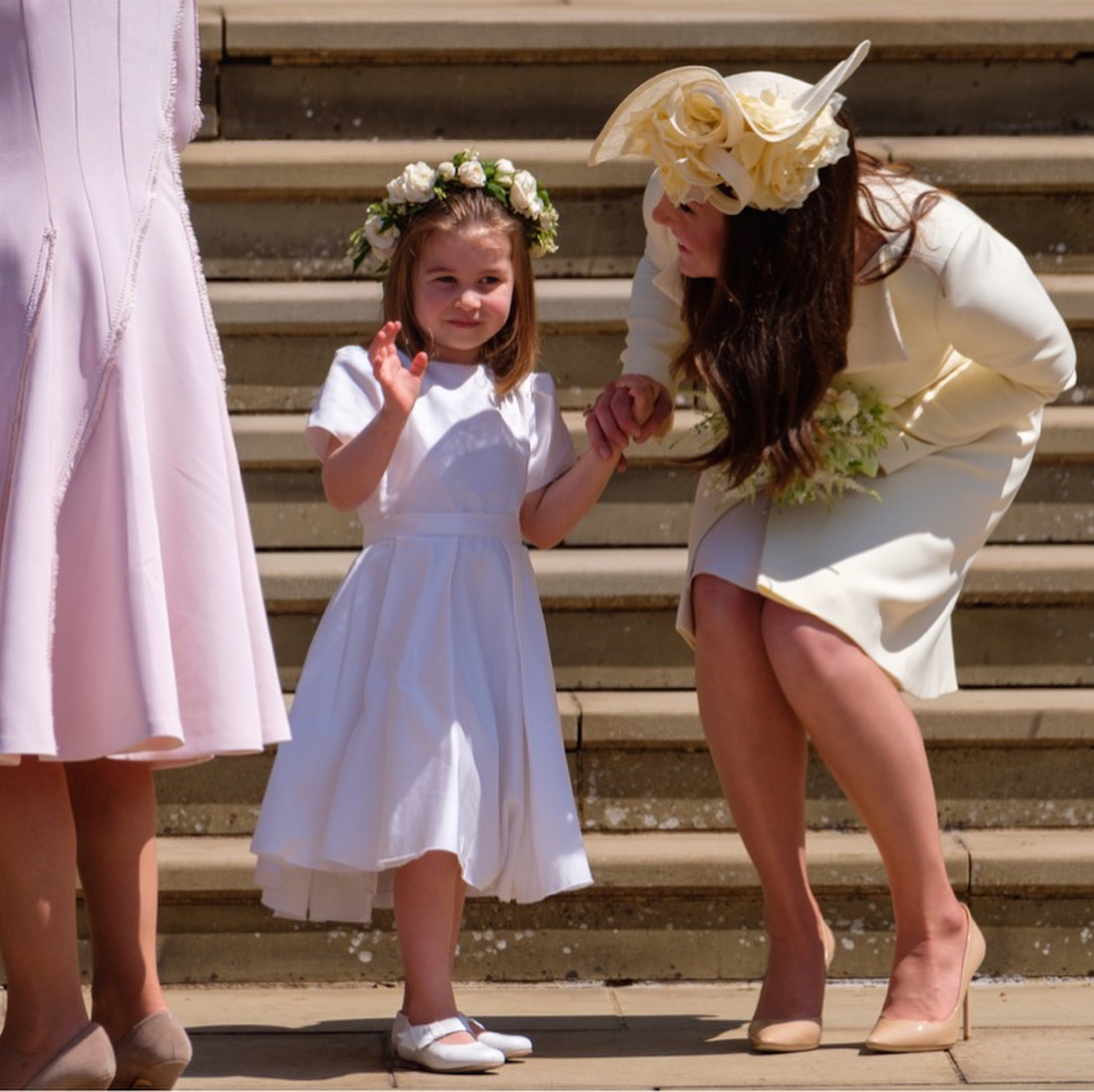 Charlotte saluda a los novios que se van de la mano de su mamá, Kate Middleton. 