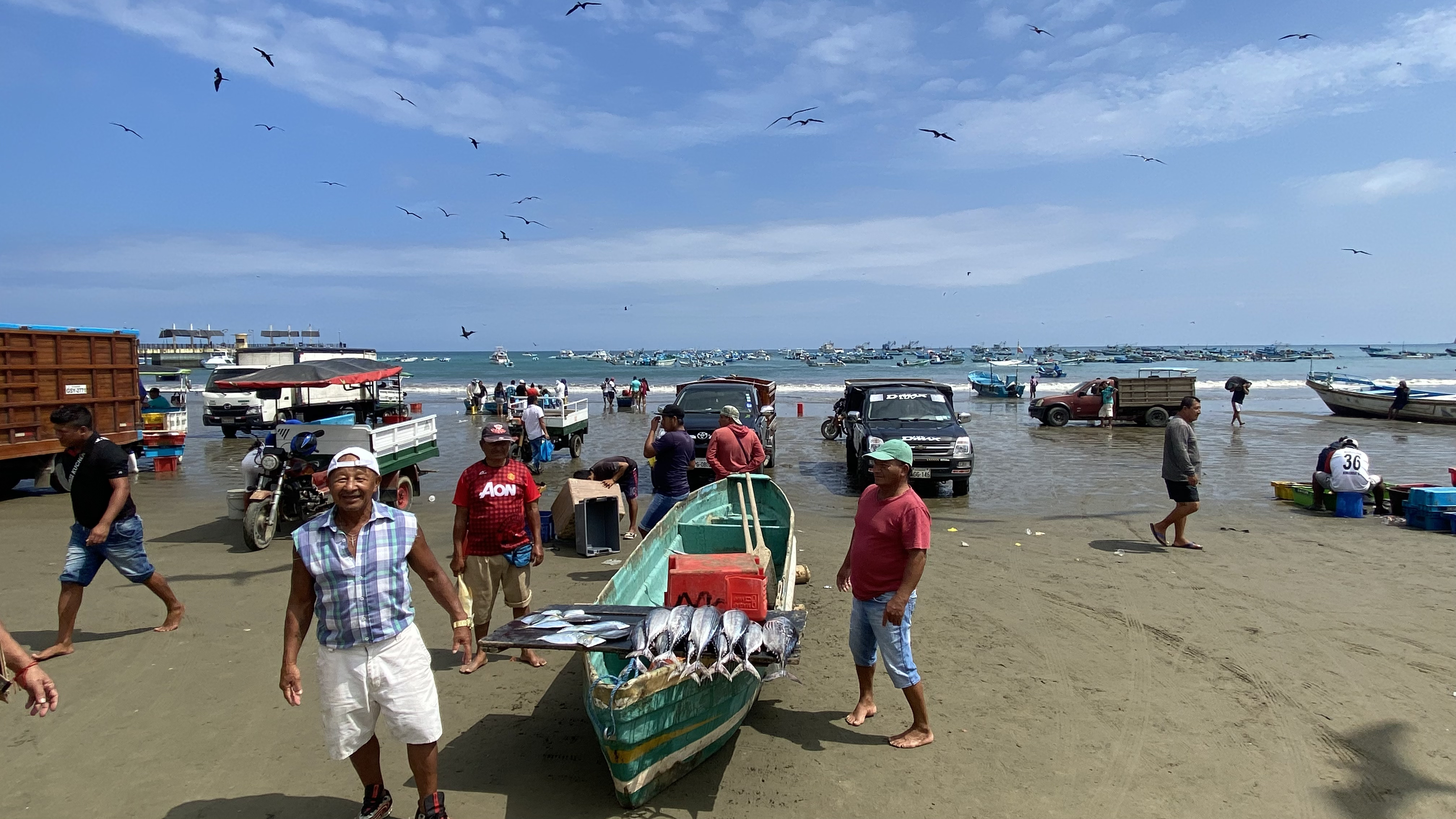 Alrededor del mediodía, los pescadores artesanales de Puerto López ya han descargado sus faenas.
