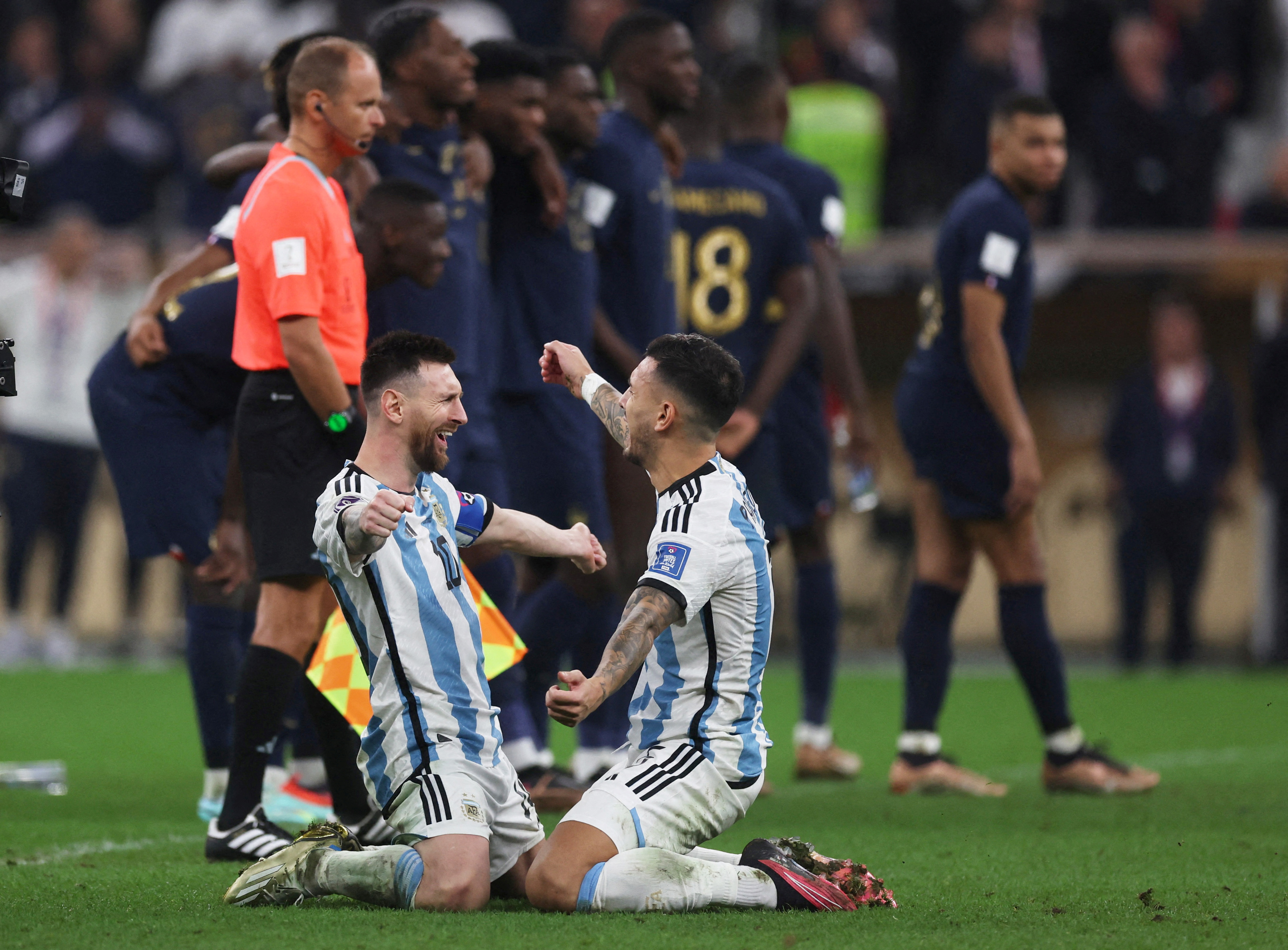 Lionel Messi y Leandro Paredes se abrazan tras ser campeones del Mundo (REUTERS/Lee Smith)