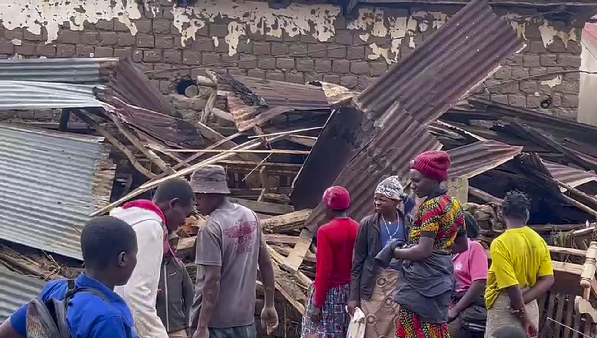 Las lluvias torrenciales causaron inundaciones en el oeste y el norte de Ruanda, matando a más de 120 personas (RwandaTV vía AP)