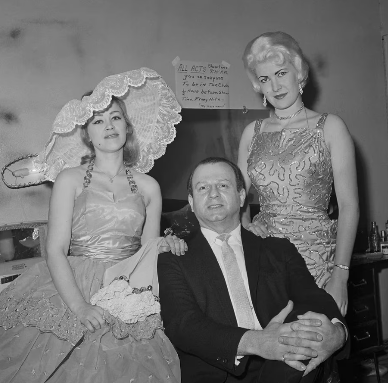 Jack Ruby junto a dos integrantes de los espectáculos de sus cabarets (Bettmann Archive)