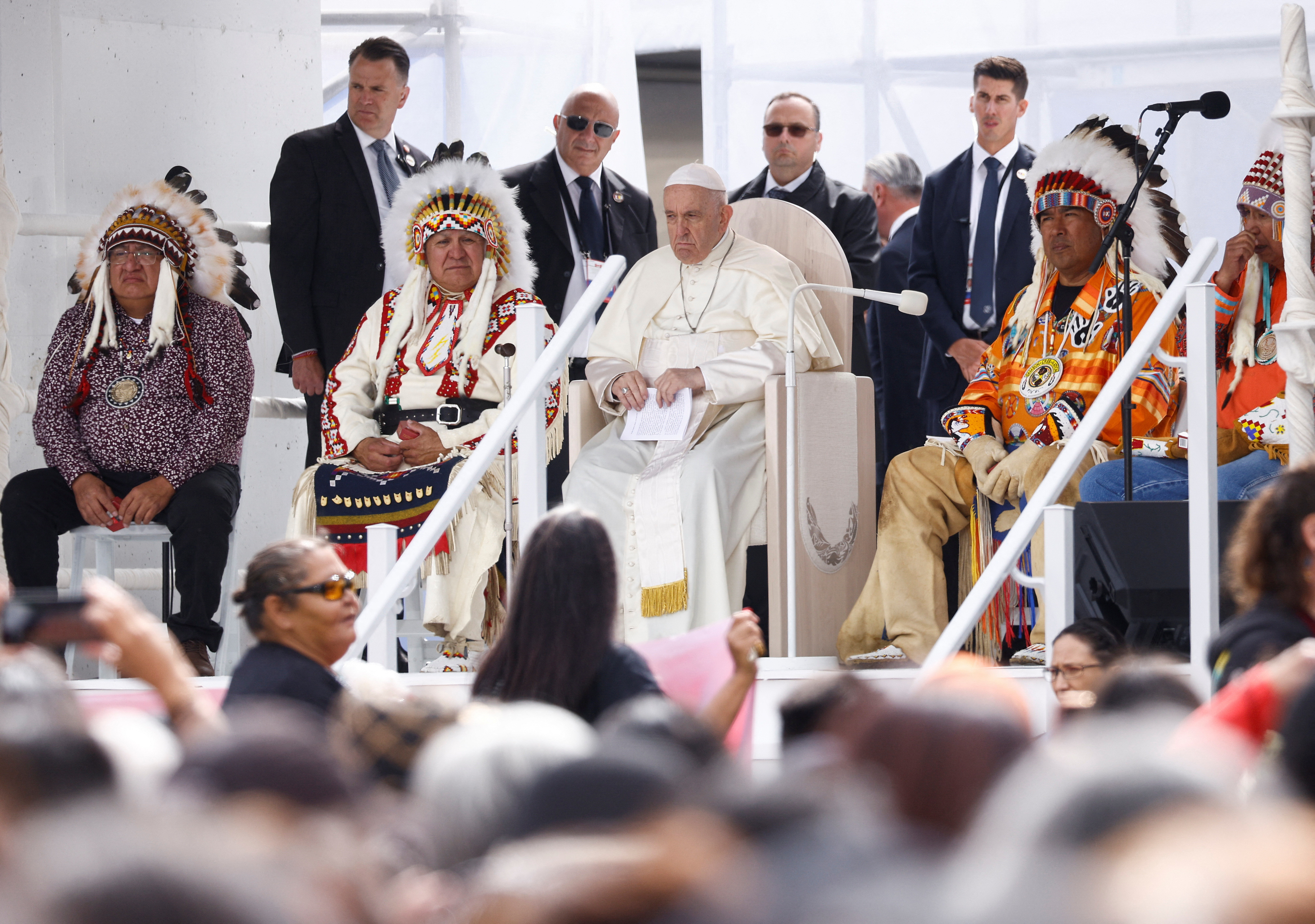 El papa Francisco pidió disculpas a sobrevivientes indígenas por los abusos de la Iglesia en Canadá (REUTERS/Guglielmo Mangiapane)