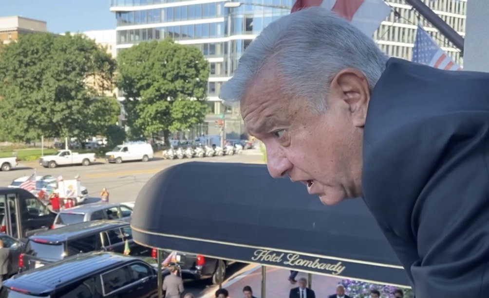 Desde el balcón del Hotel Lomardy, AMLO dirigió unas palabras a los connacionales que lo recibieron con música de mariachis (Video: Facebook/@Andrés Manuel López Obrador)