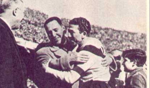 El ídolo de River Omar Labruna se abraza con Juan Domingo Perón 