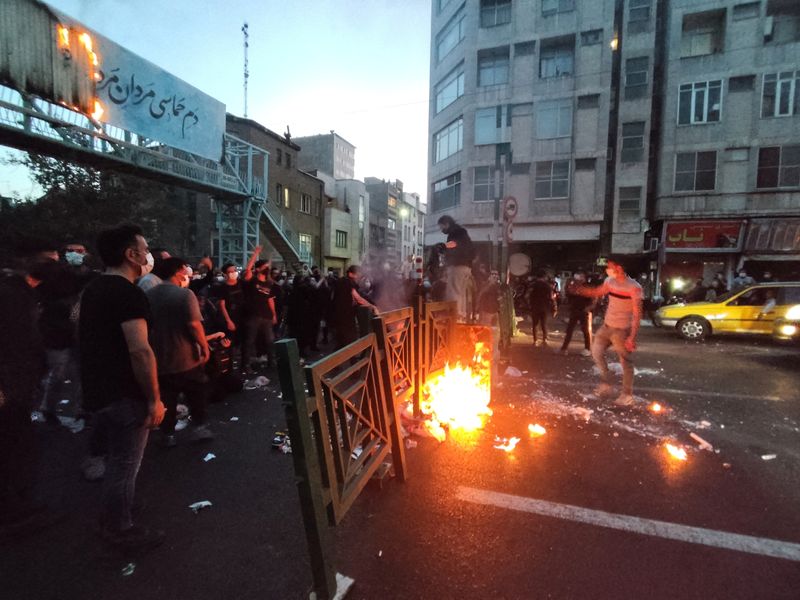 Imagen referencial de un grupo de personas encendiendo una hoguera durante una protesta por la muerte de Mahsa Amini, una mujer que murió tras ser arrestada por la "policía de la moral" de la república islámica, en Teherán, Irán. 21 de septiembre de 2022. WANA (West Asia News Agency) vía REUTERS 