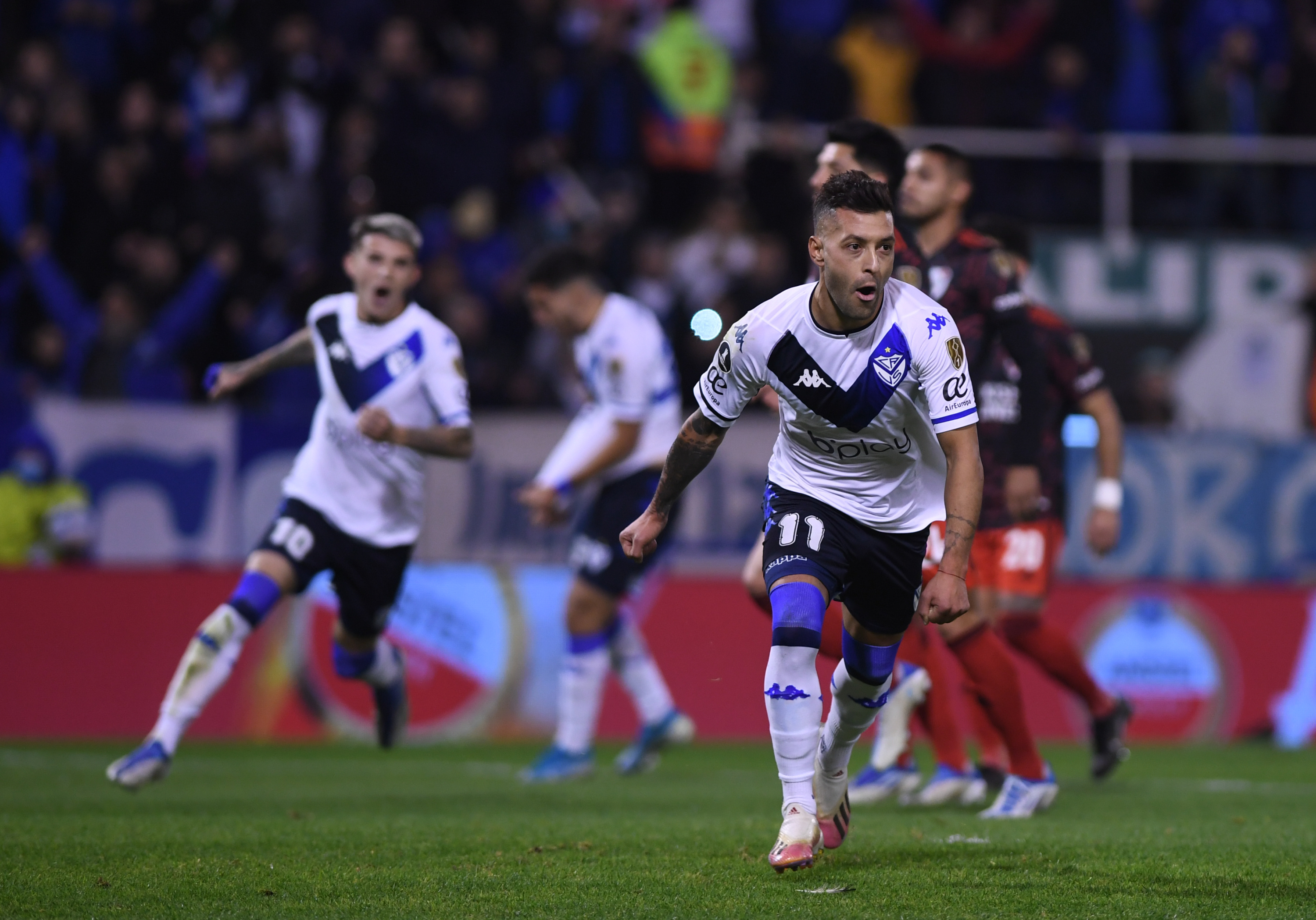 Lucas Janson celebra el gol de penal con el que Vélez se puso en ventaja ante River por la ida de los octavos de final de la Copa Libertadores (Fotobaires)