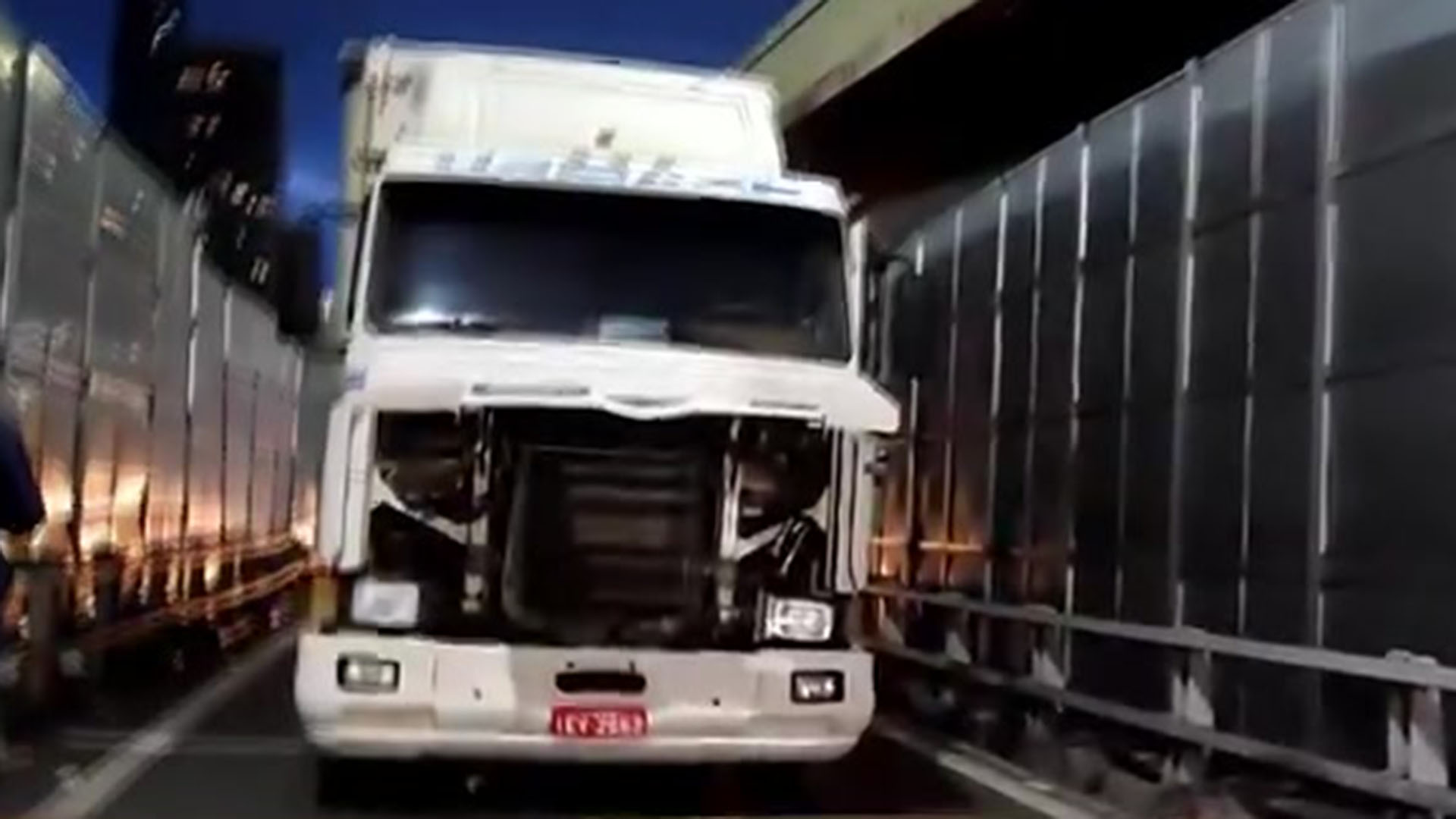 Un camión quedó atascado en uno de los accesos a la Autopista 25 de Mayo