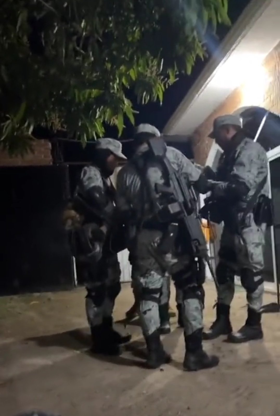 Sicarios del CJNG portanod uniformes militares en el estado de Guerrero (Twitter)