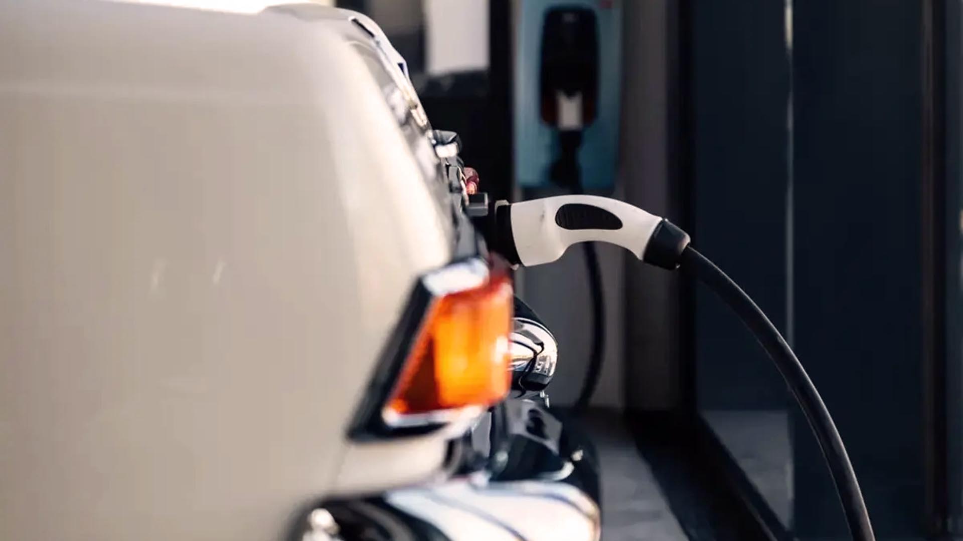 Parece un fotomontaje pero no lo es. Un Mercedes-Benz de 1965 con un cargador de batería conectado en la parte trasera es una opción para los clásicos de otros tiempos