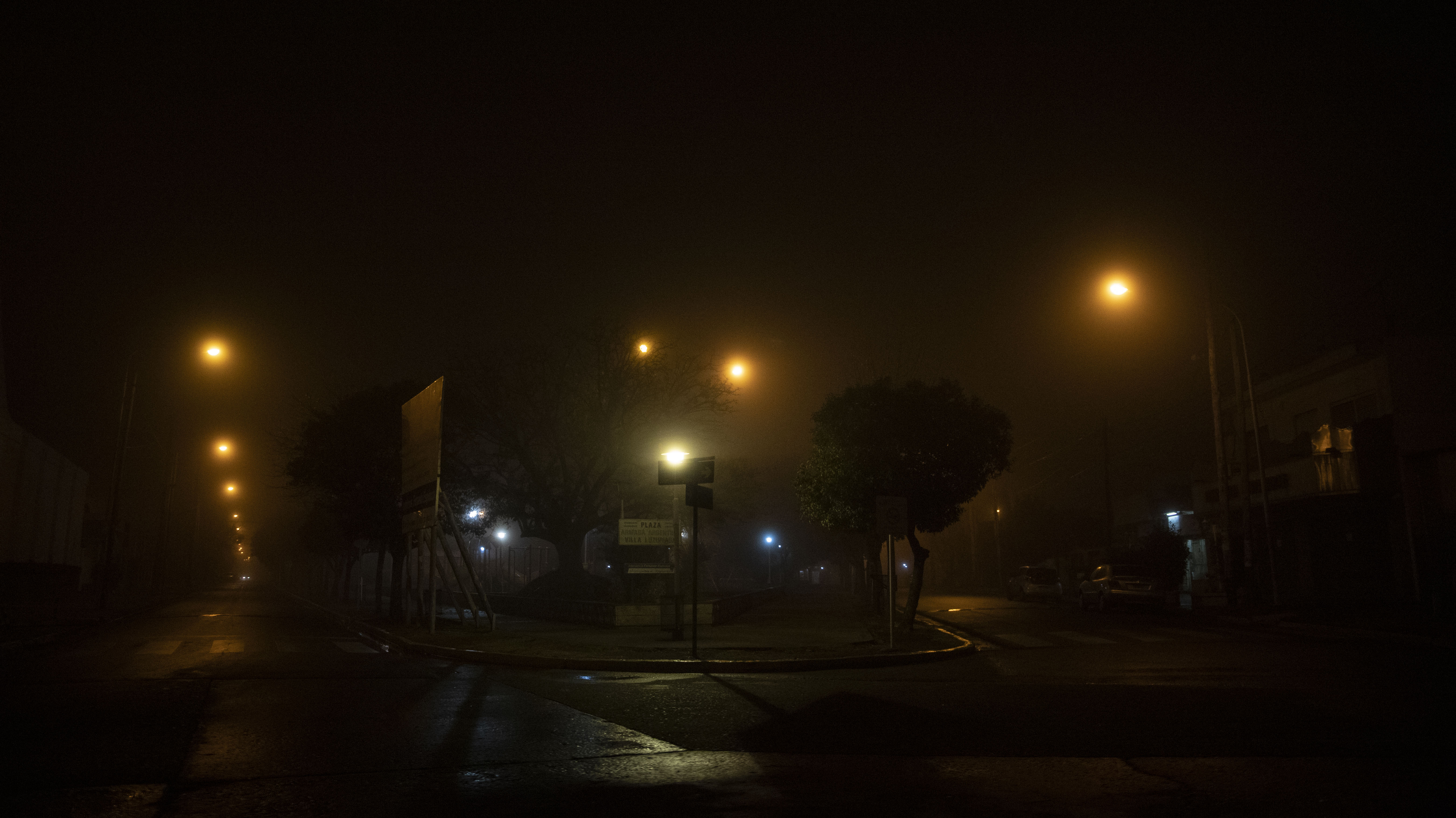 La única diferencia entre neblina y niebla es la intensidad de las partículas, que se expresa en términos de visibilidad: si el fenómeno da una visión de 1.000 metros o menos, es considerado como niebla; y si permite ver a más de 1.000 metros, el fenómeno es considerado como neblina.