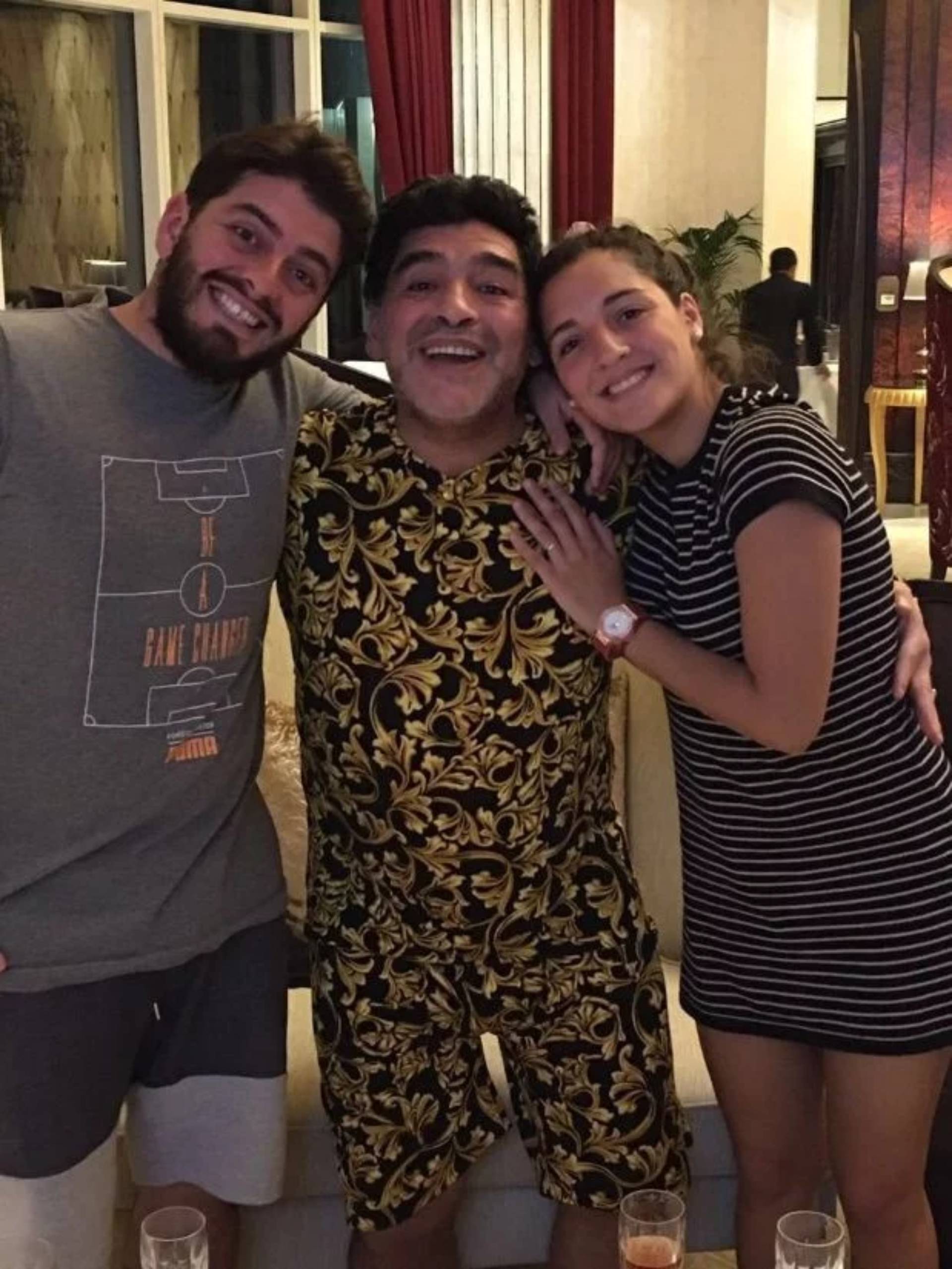 Diego Maradona lució un pijama de Versace en Dubai en 2016