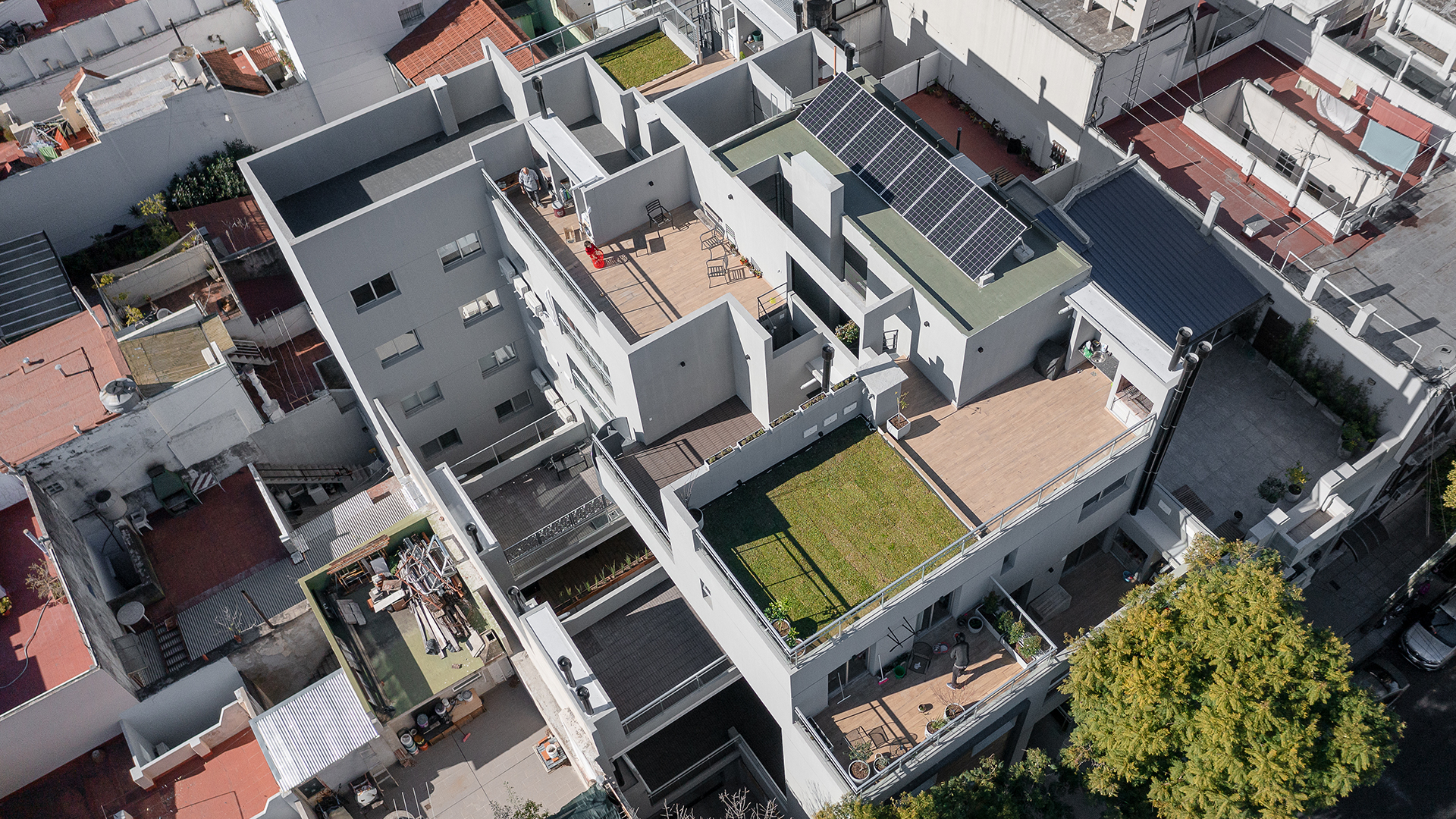 PH con prestaciones sustentables como paneles, aislación en el techo y terraza verde (Marco Guoli)
