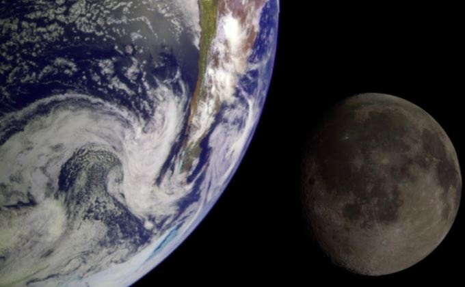 La Tierra y la Luna, que se muestran aquí en una combinación de dos imágenes de la misión Galileo de la década de 1990, tienen una larga historia compartida. (NASA/JPL/USGS) 