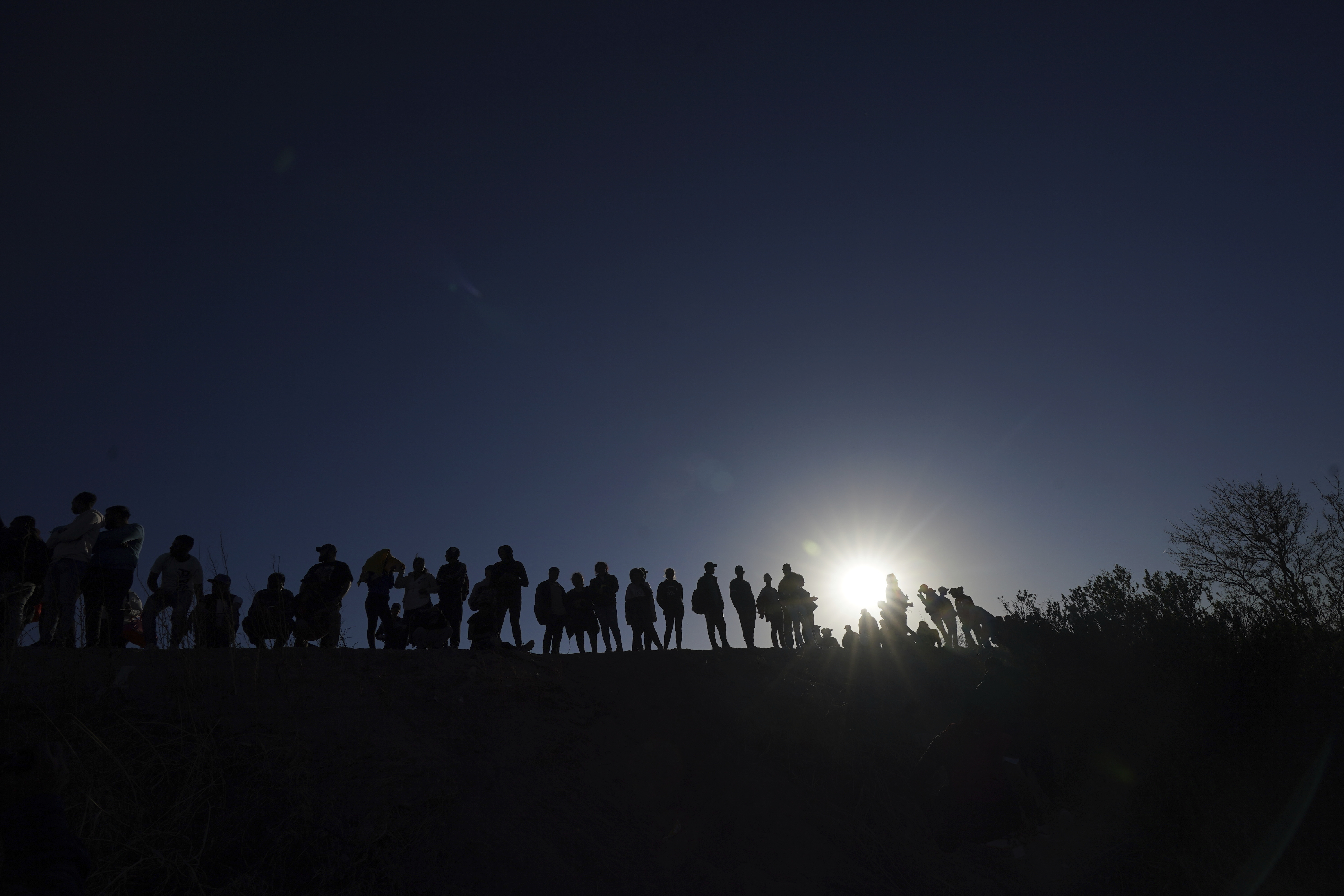 Al menos 100 migrantes escaparon de un centro de detención del INM para evitar una tragedia como en Cd. Juárez. (AP Foto/Fernando Llano)