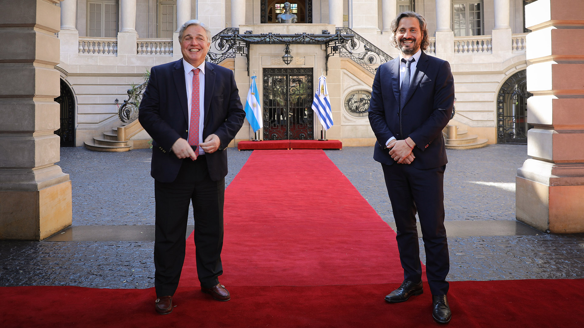 Sonrisas y alfombra roja. Los ministros de Uruguay y Argentina se mostraron distendidos.