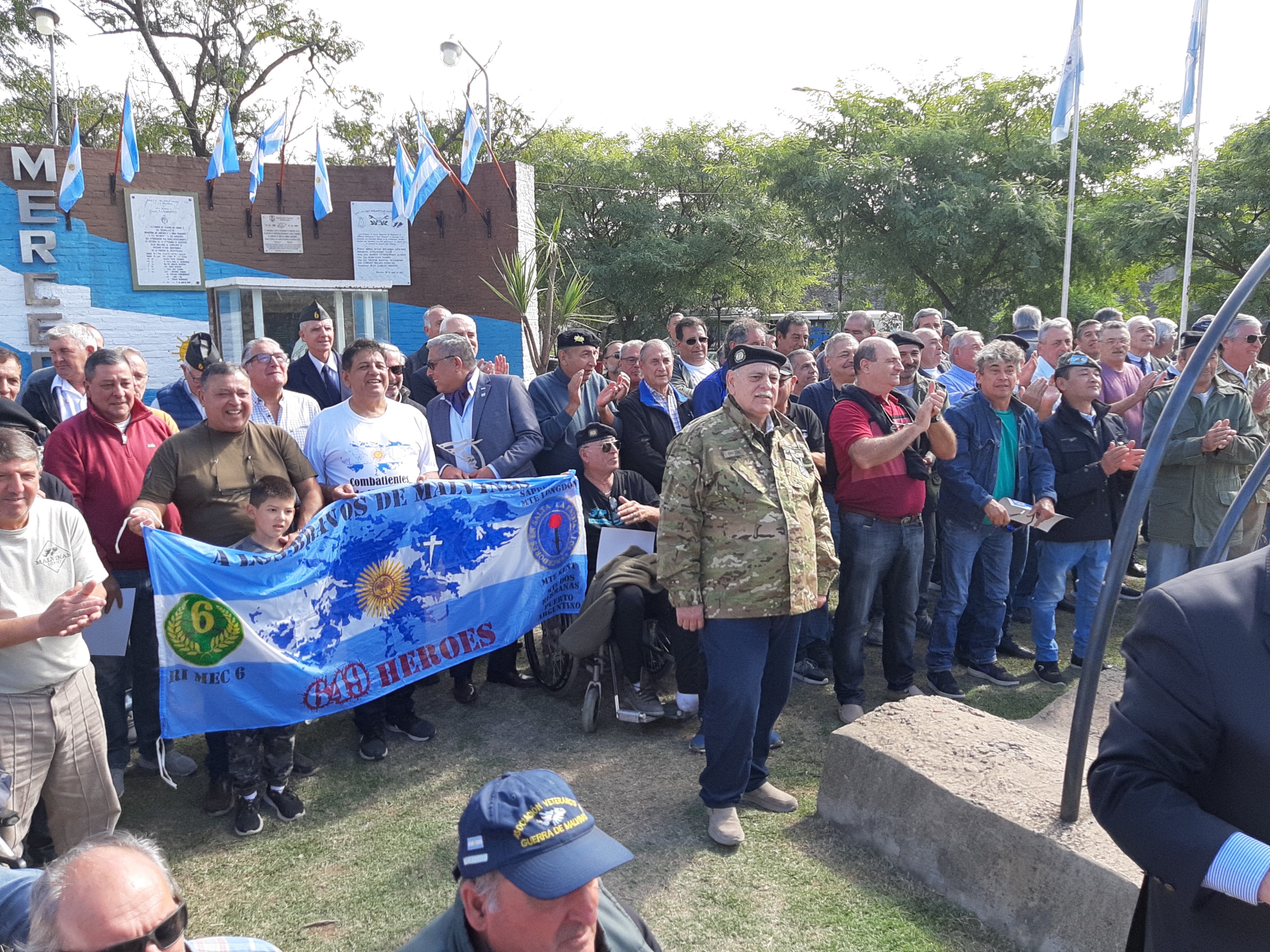 Emotiva ceremonia de los veteranos de Malvinas: el recuerdo a los caídos y desfile en el viejo regimiento