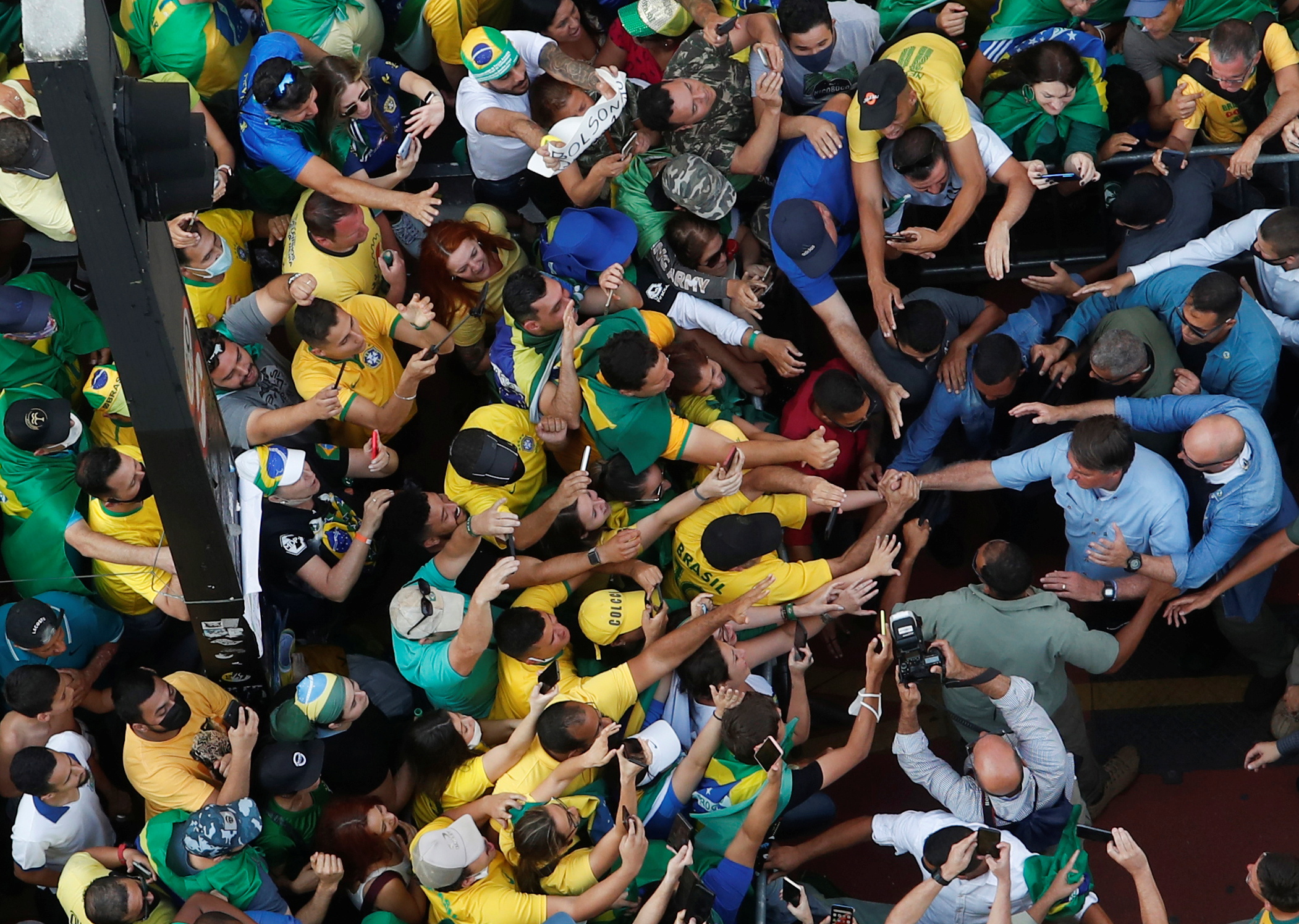 Jair Bolsonaro saluda a sus seguidores 