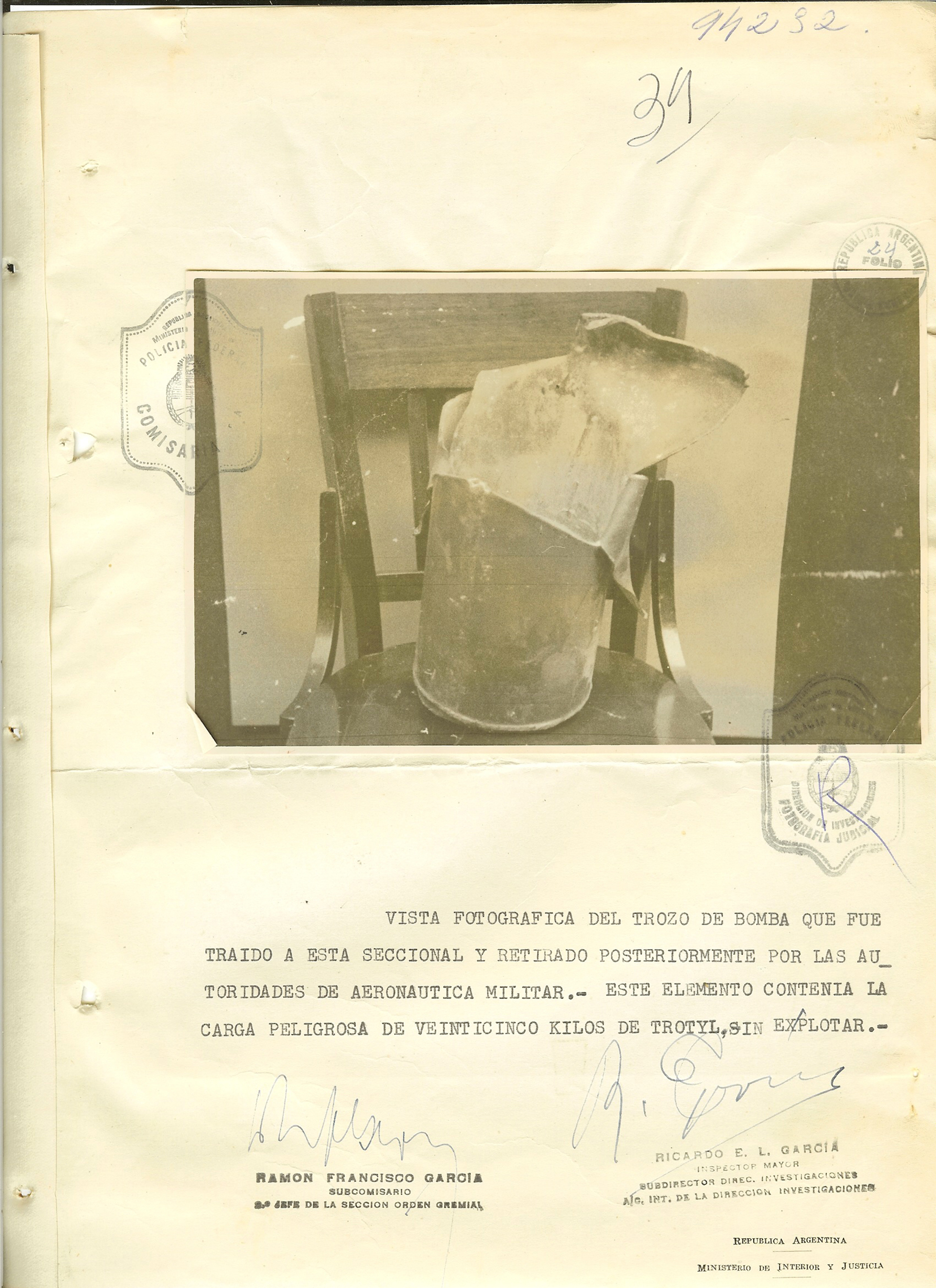 Parte de una de las bombas que no explotó y que fue incautada por los policías. Tenía 25 kilos de trotyl.