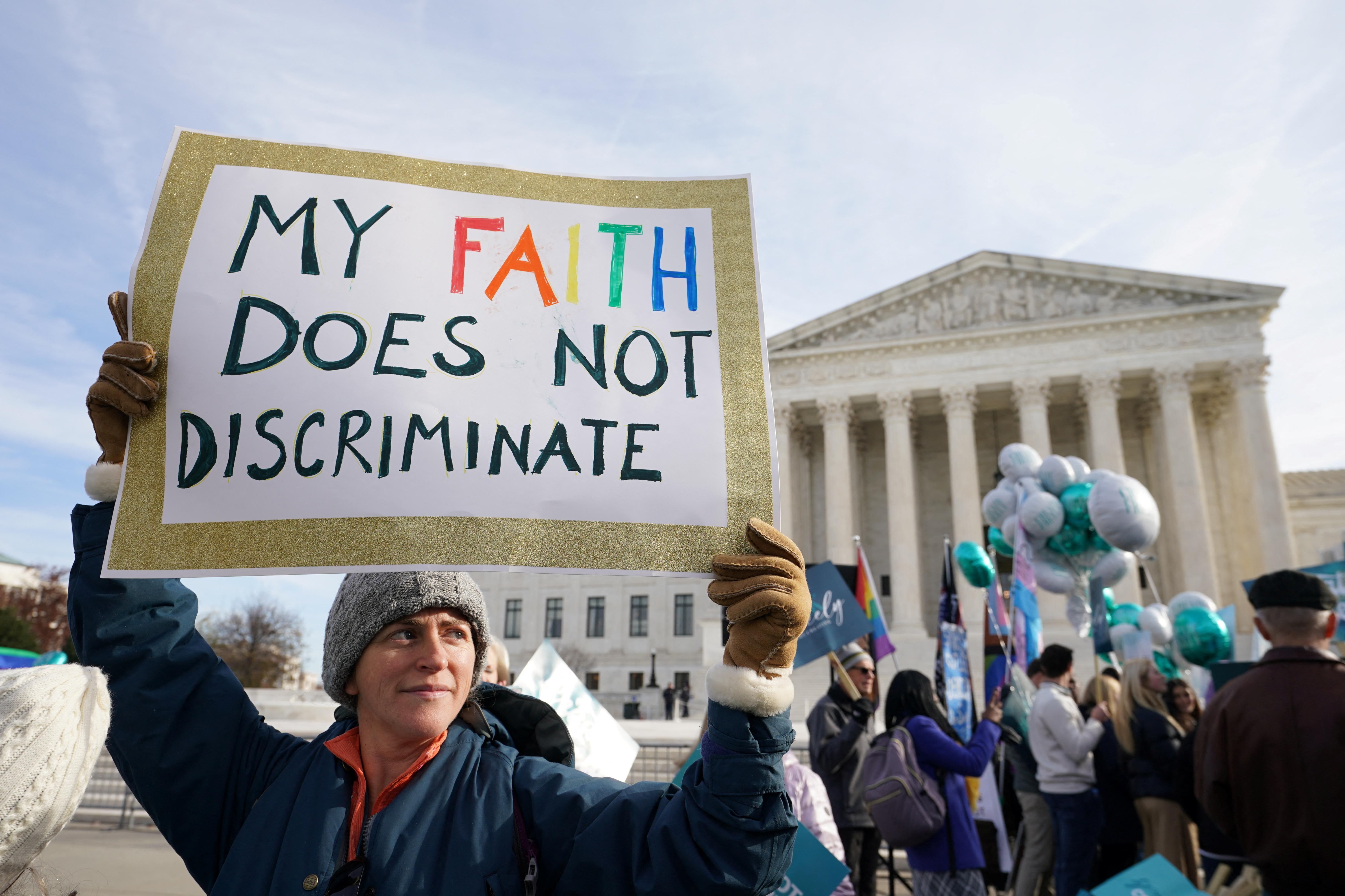 Un grupo de manifestantes a favor de los derechos de la comunidad LGBTQ+ frente a la Corte Suprema de Justicia de los Estados Unidos, en Washington (REUTERS/Kevin Lamarque)