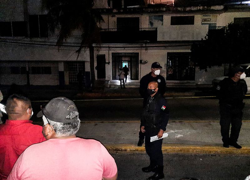 Oficiales de la policía vigilan el perímetro de una escena donde Heber López, un periodista independiente que dirigía el portal NoticiasWeb, fue asesinado a tiros en Salina Cruz, en el estado Oaxaca, México. 10 de febrero de 2022. REUTERS/Stringer NO HAY REVENTAS. SIN ARCHIVOS