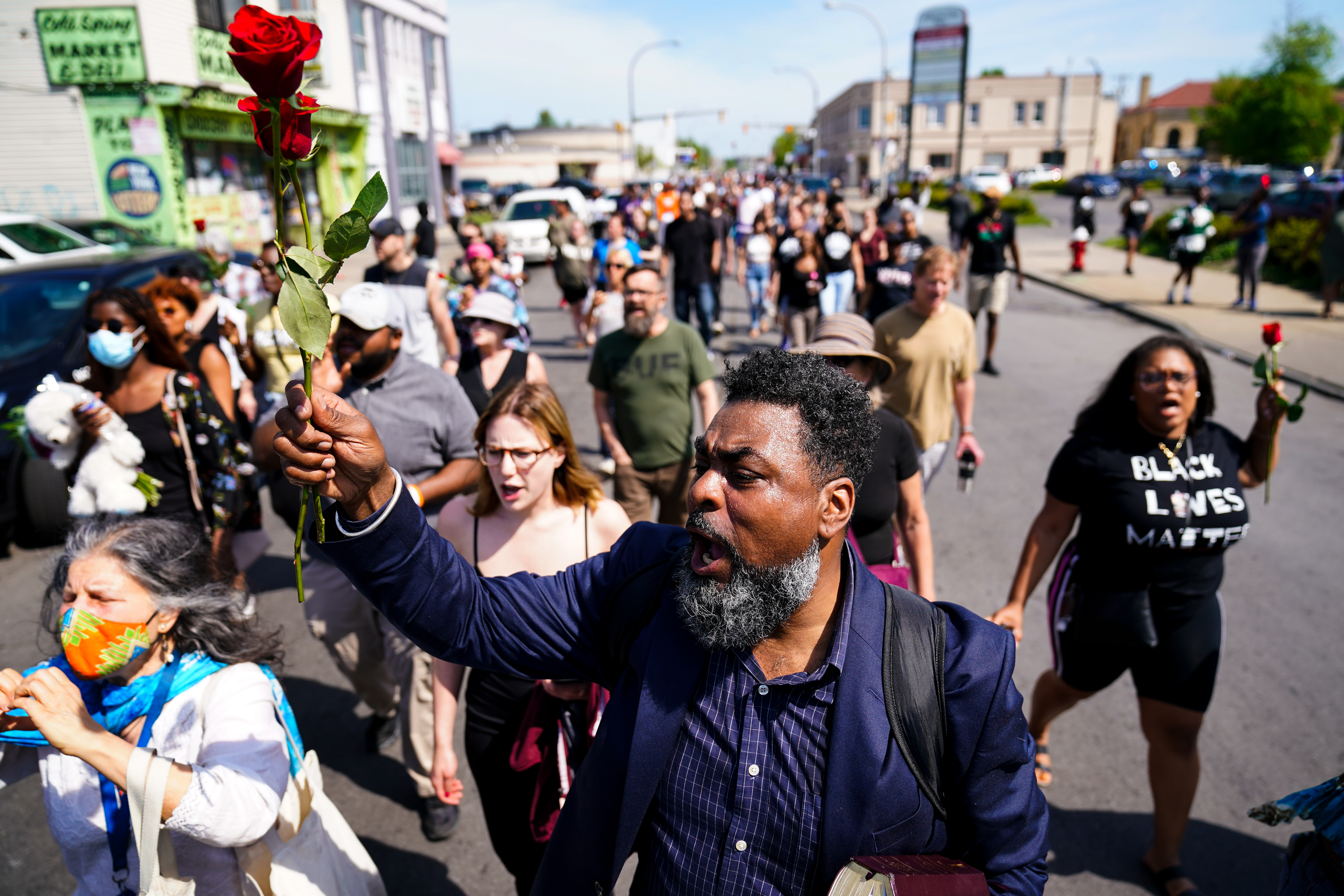 Una marcha en el lugar del tiroteo en Buffalo (AP/Matt Rourke)