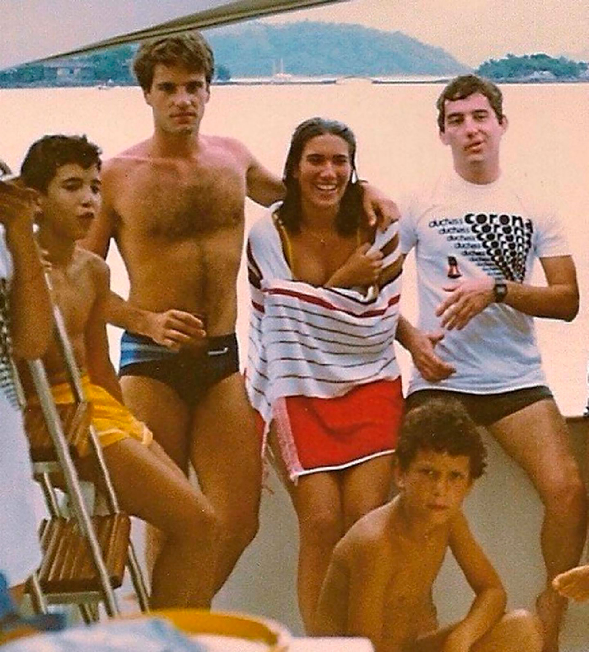 29/12/1984. El día que se conocieron en el barco de la familia de Adriane, que está entre Júnior (amigo de Ayrton) y Senna (Crédito: Adriane Yamin)
