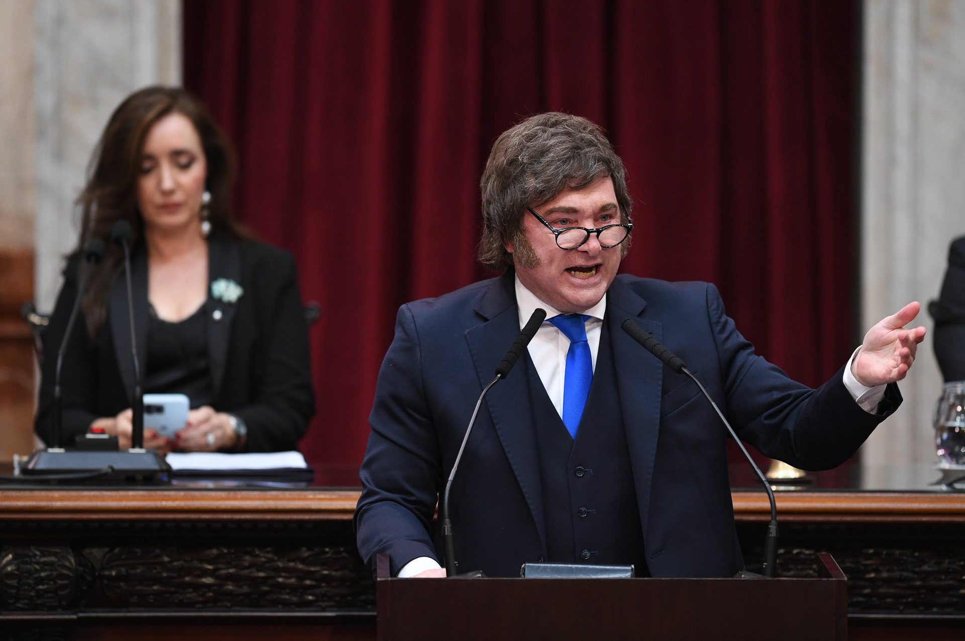 El momento en el que un avión intenta aterrizar en Israel mientras suenan las alarmas por un ataque de Irán