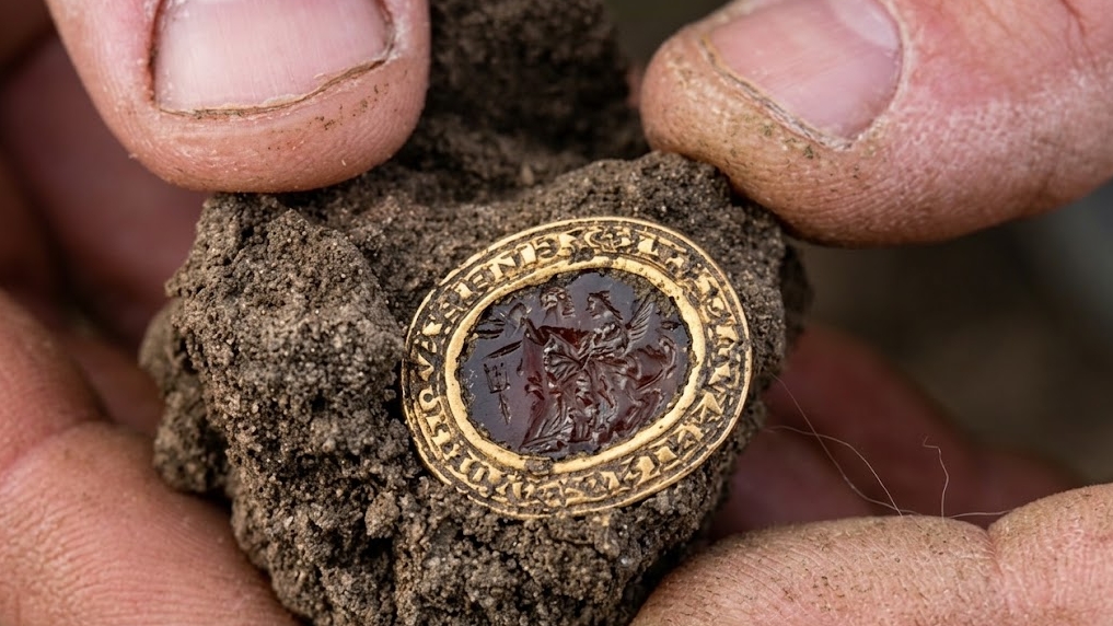 Encontraron un anillo de oro de 700 a&ntilde;os que podr&iacute;a haber pertenecido a una condesa y ahora ser&aacute; subastado