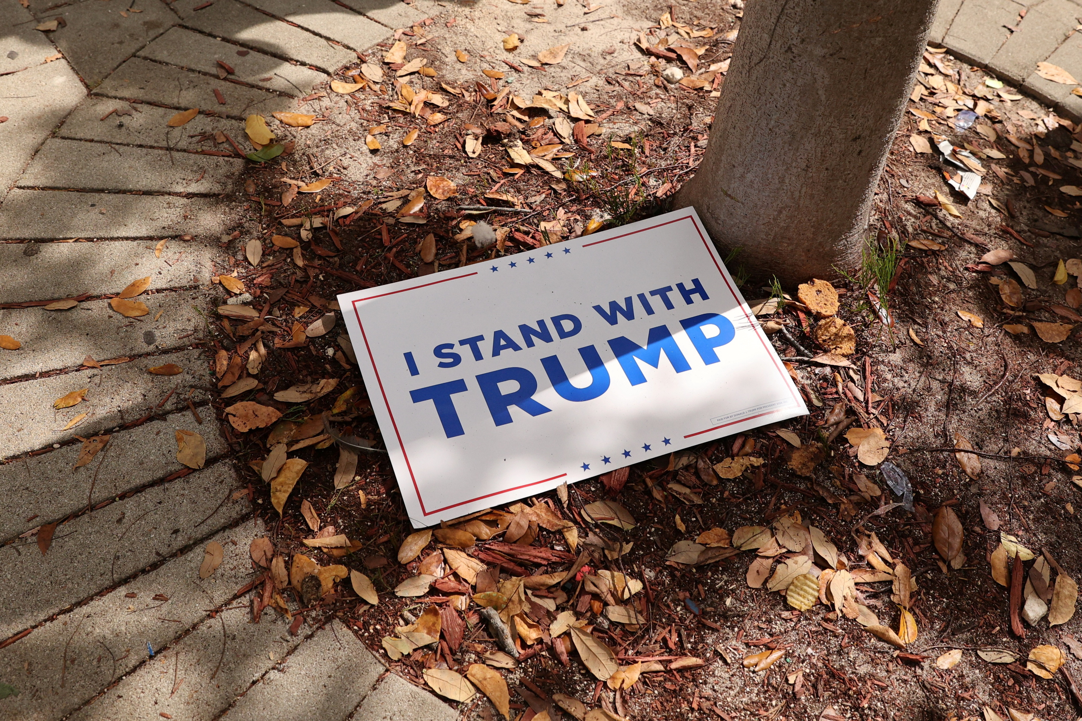 Un cartel en apoyo a Trump (REUTERS/Marco Bello)