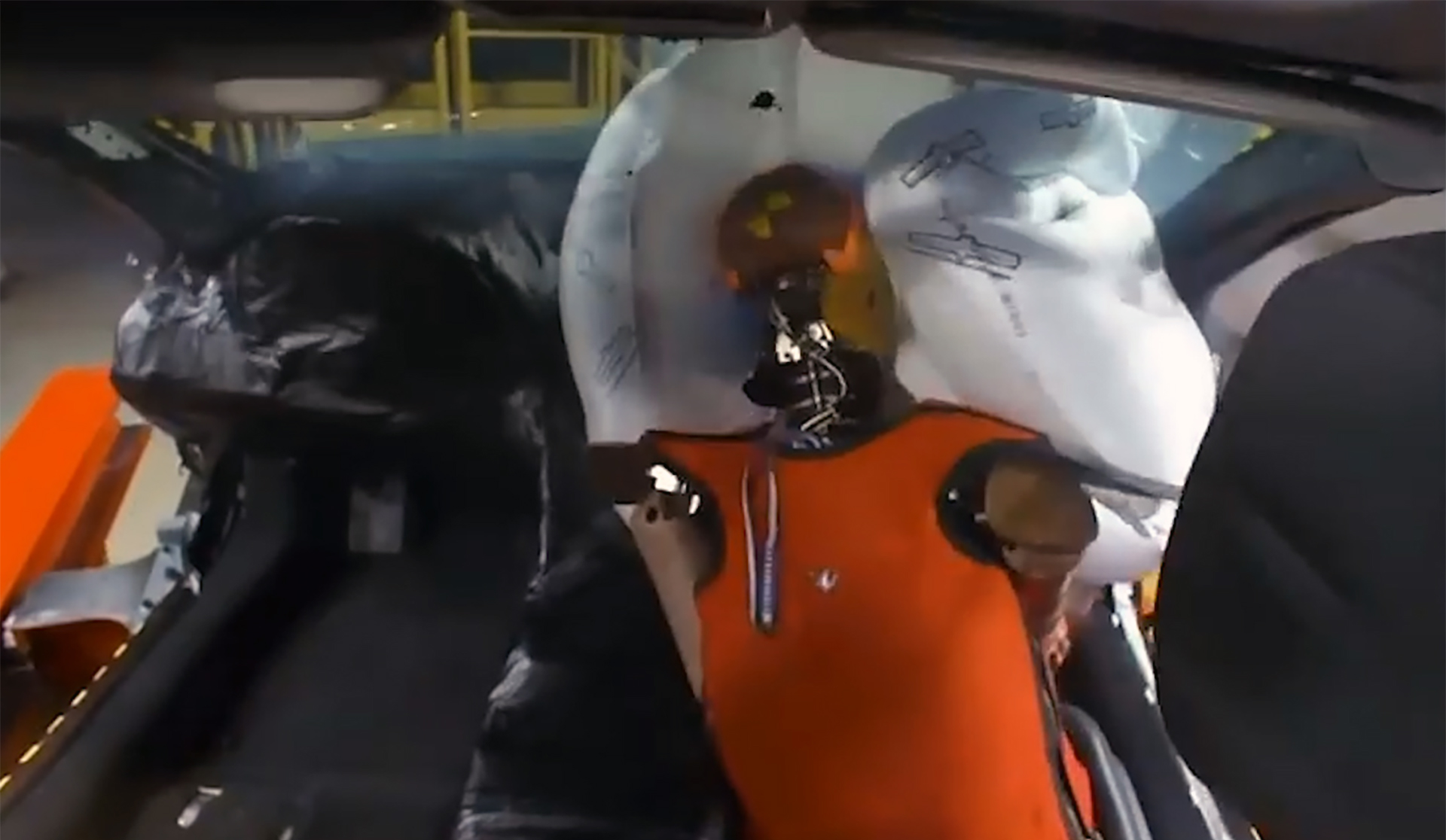 En determinados ángulos, la cabeza del acompañante puede rotar y causar daños cerebrales por la brusquedad del movimiento. Este dispositivo nació para evitar esa situación