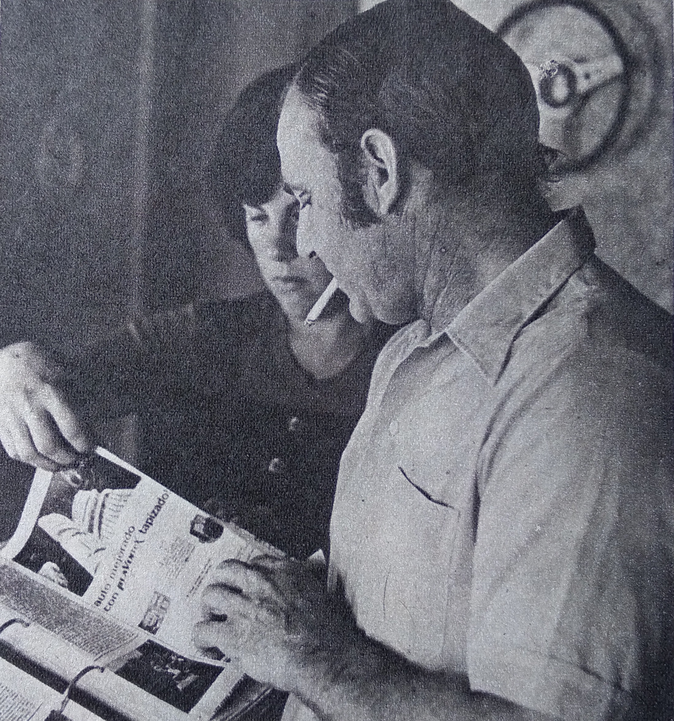 Ana María y Héctor mirando revistas a fines de los setenta (Archivo CORSA)