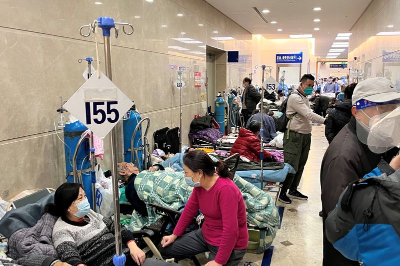 Pacientes tumbados en camas en un pasillo del servicio de urgencias del Hospital Zhongshan, en medio del brote de la enfermedad por coronavirus (COVID-19) en Shanghái, China