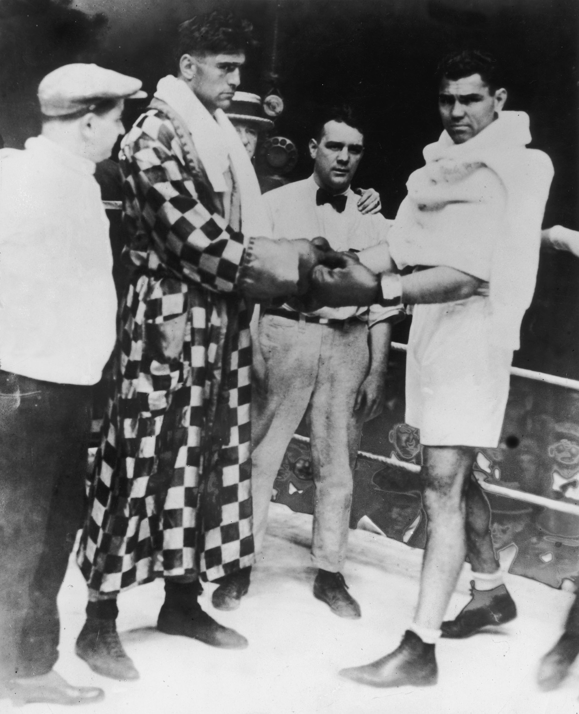  Jack Dempsey con Luis Ángel Firpo (Photo by Hulton Archive/Getty Images)