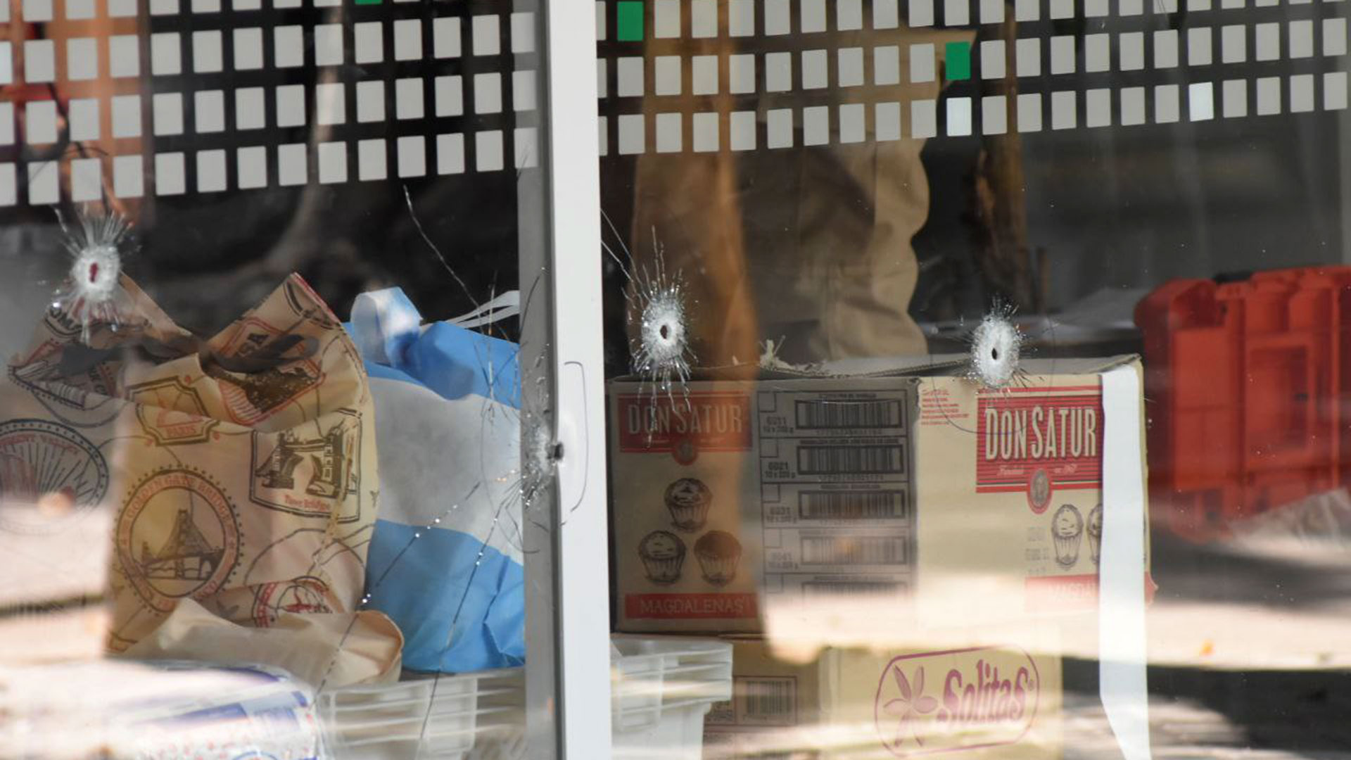 Los orificios de bala en las ventanas del supermercado Único, propiedad de la familia política de Messi 