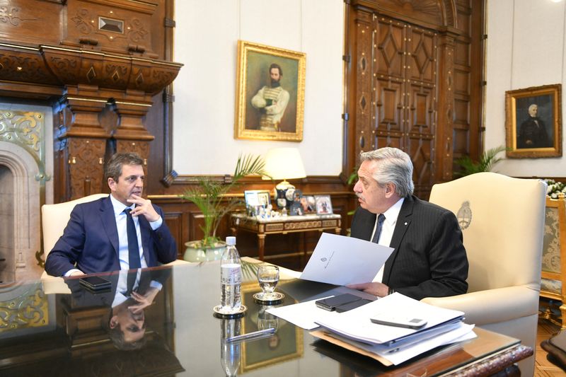 Foto de archivo: el presidente argentino, Alberto Fernández, dialoga con el ministro de Economía, Sergio Massa, en su oficina en la Casa Rosada (Presidencia)