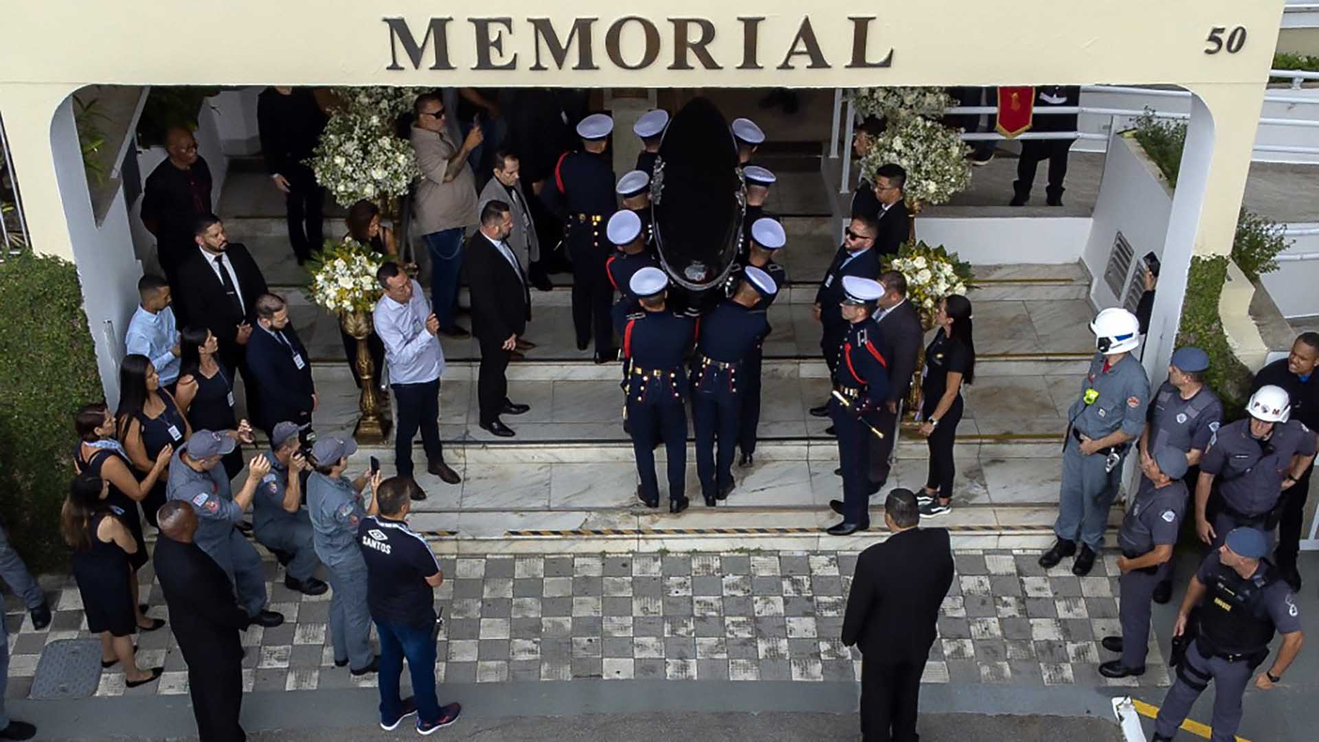 La llegada del cuerpo de Pelé al cementerio, donde será sepultado y descansará en paz (AFP)