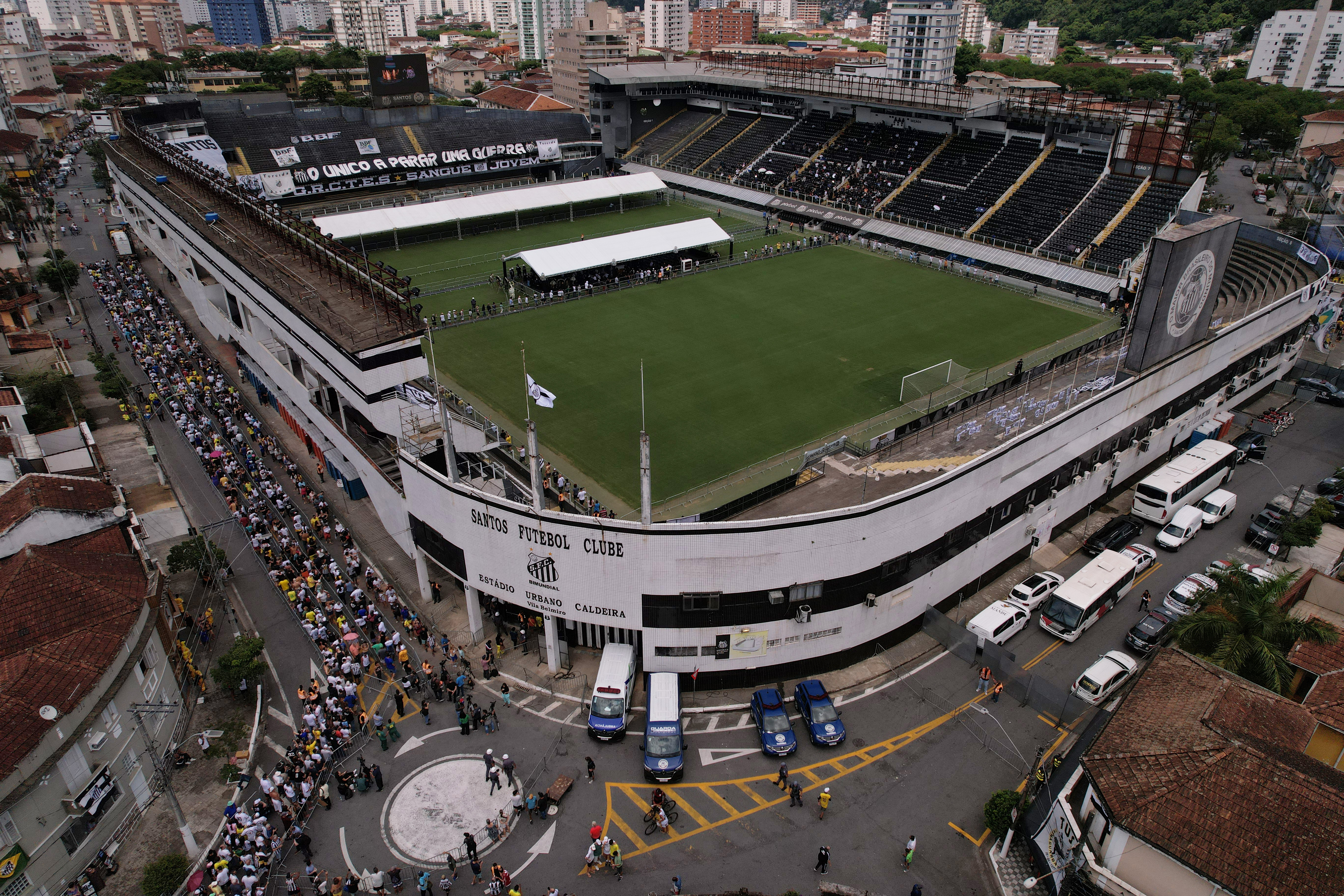 El estadio del Santos recibe a los fanáticos para el funeral de Pelé (REUTERS/Amanda Perobelli)