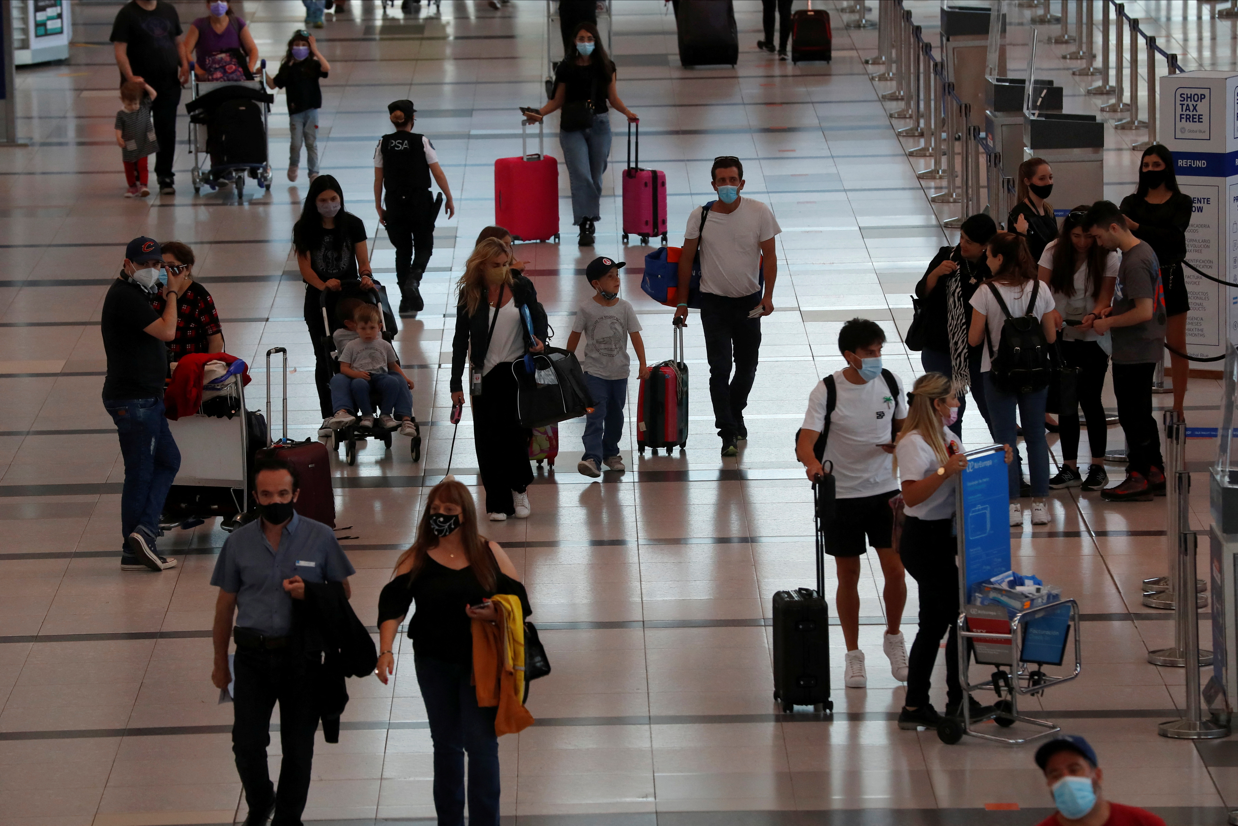 La variante de preocupación llegó a partir de viajeros desde el exterior y hubo fiestas y otras actividades sociales en diciembre que contribuyeron a su circulación/REUTERS/Agustin Marcarian