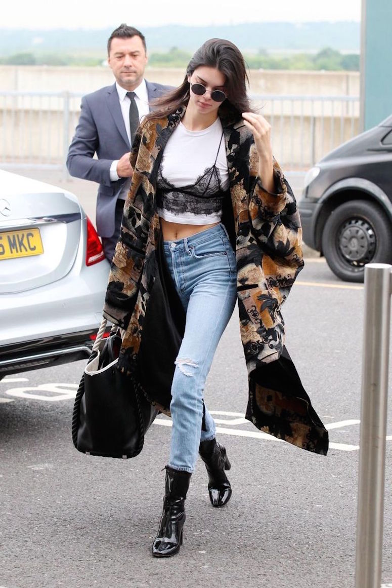 Kendall Jenner con la tendencia de la superposición de prendas. Remera blanca y bralette de encaje negro 
