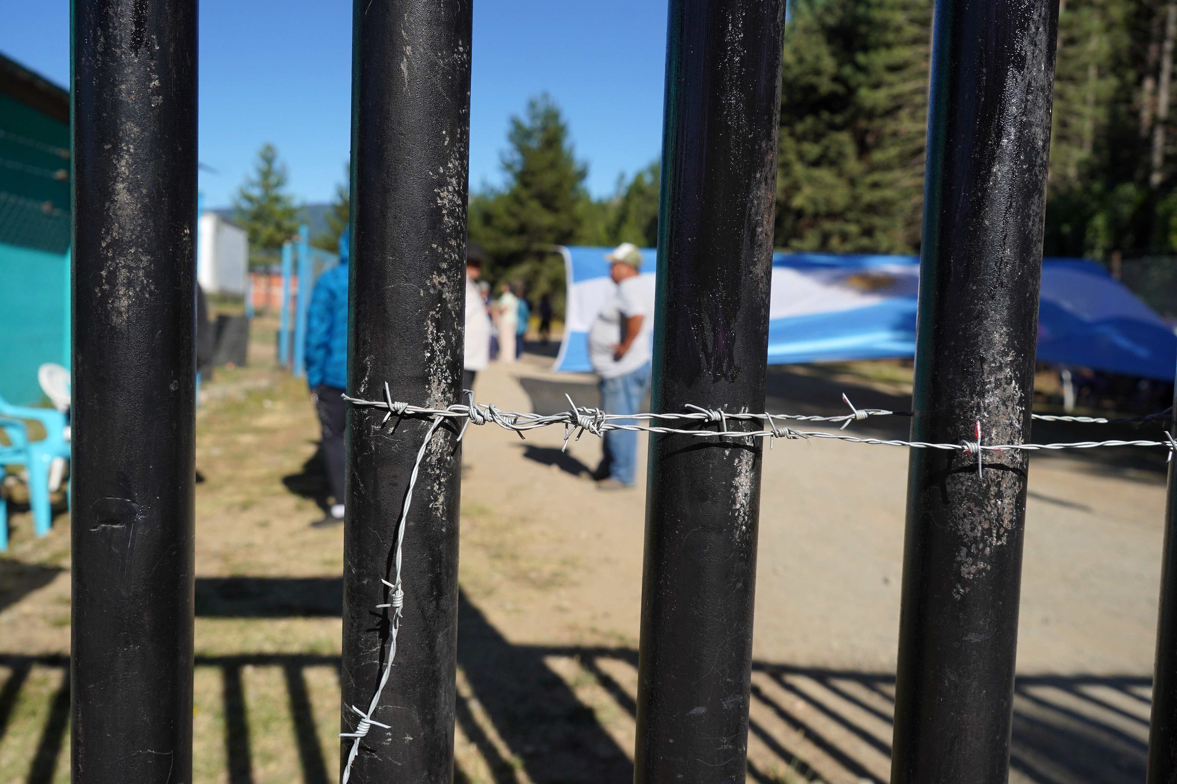 Los manifestantes reclaman que Joe Lewis abra el portón de acceso público al camino del espejo de agua