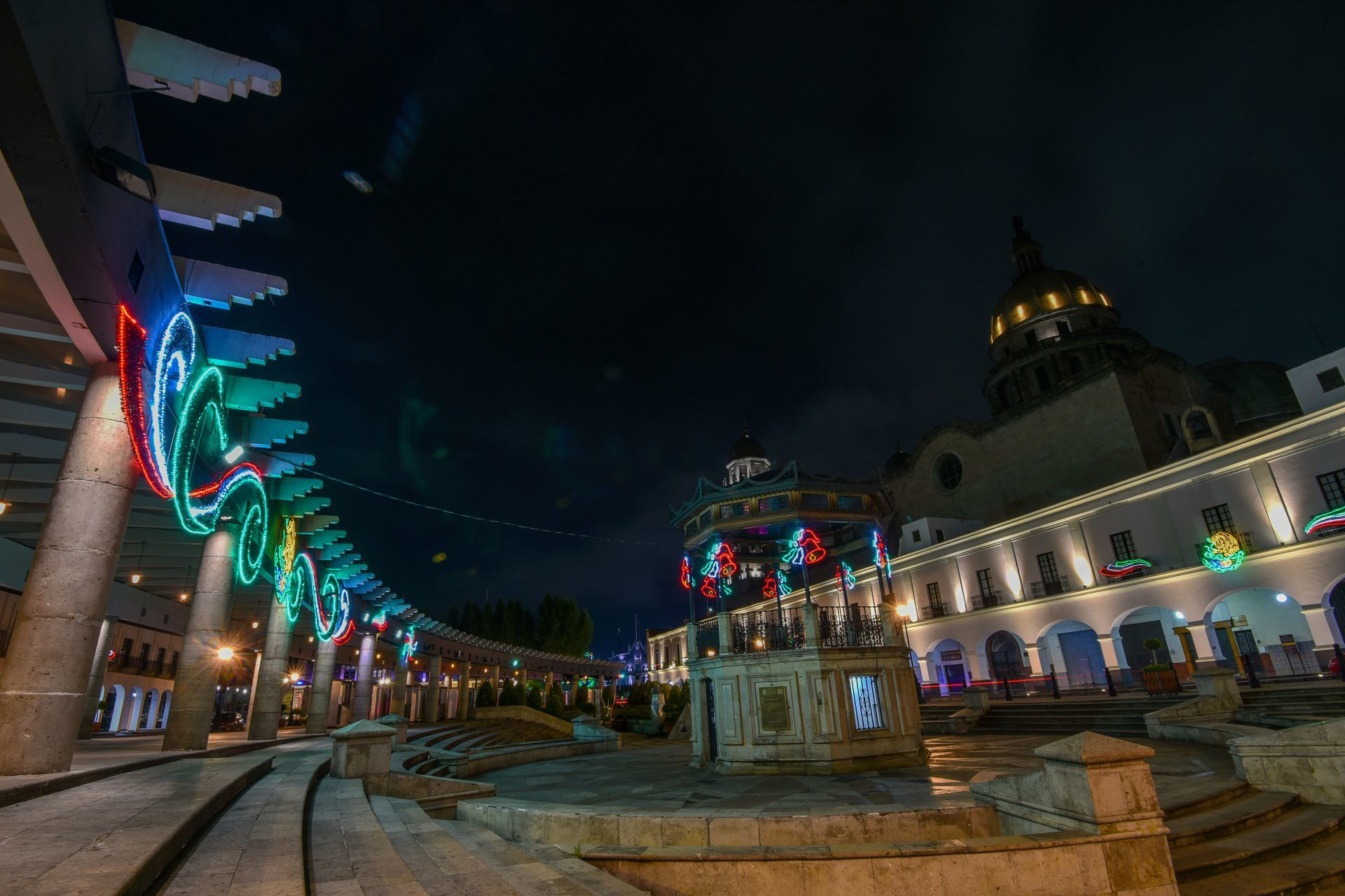 Edificios como Palacio de Gobierno tienen luces tricolor como parte de los festejos patrios.