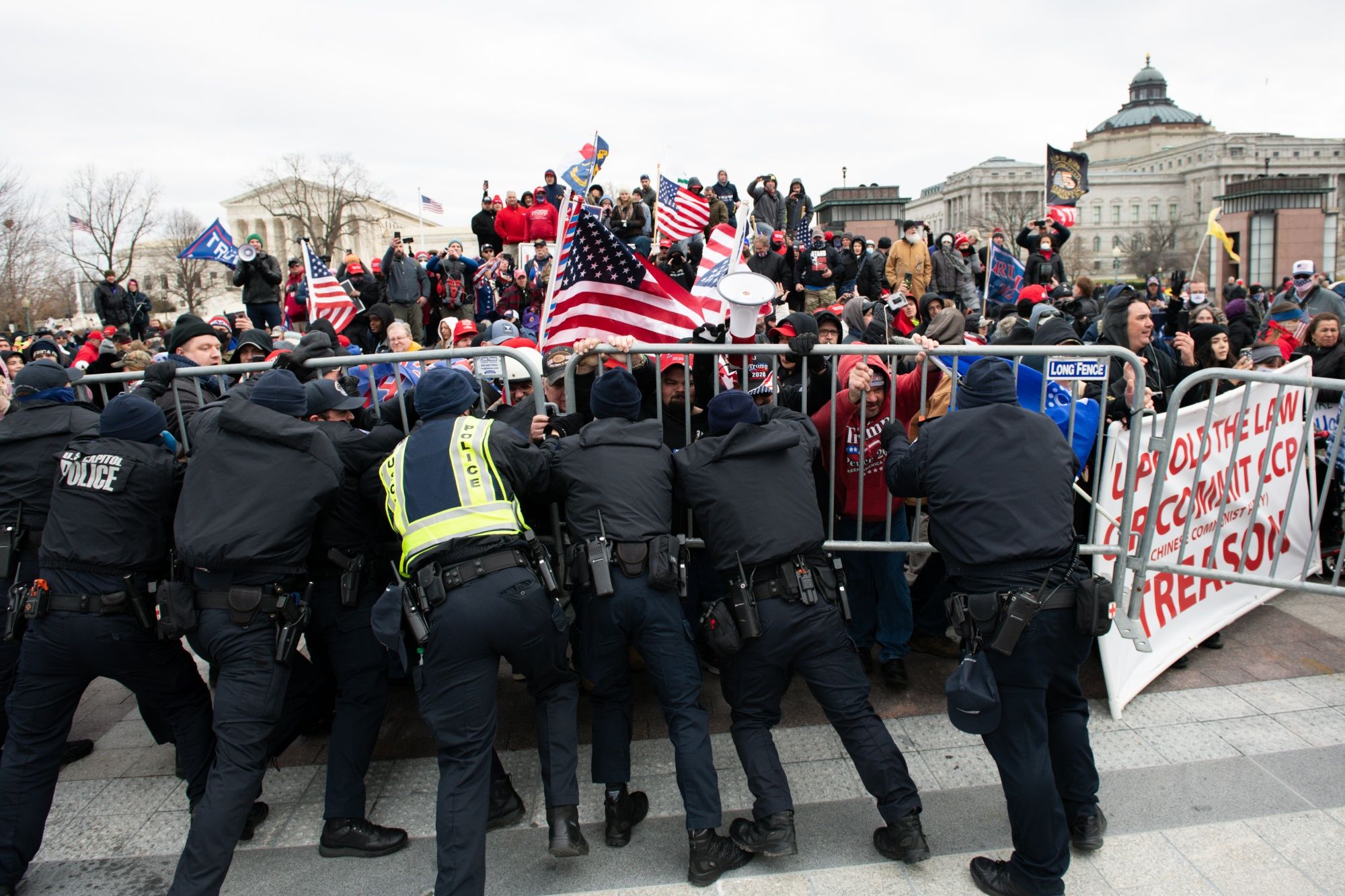 Foto de los disturbios del miércoles fuera del Capitolio de EEUU