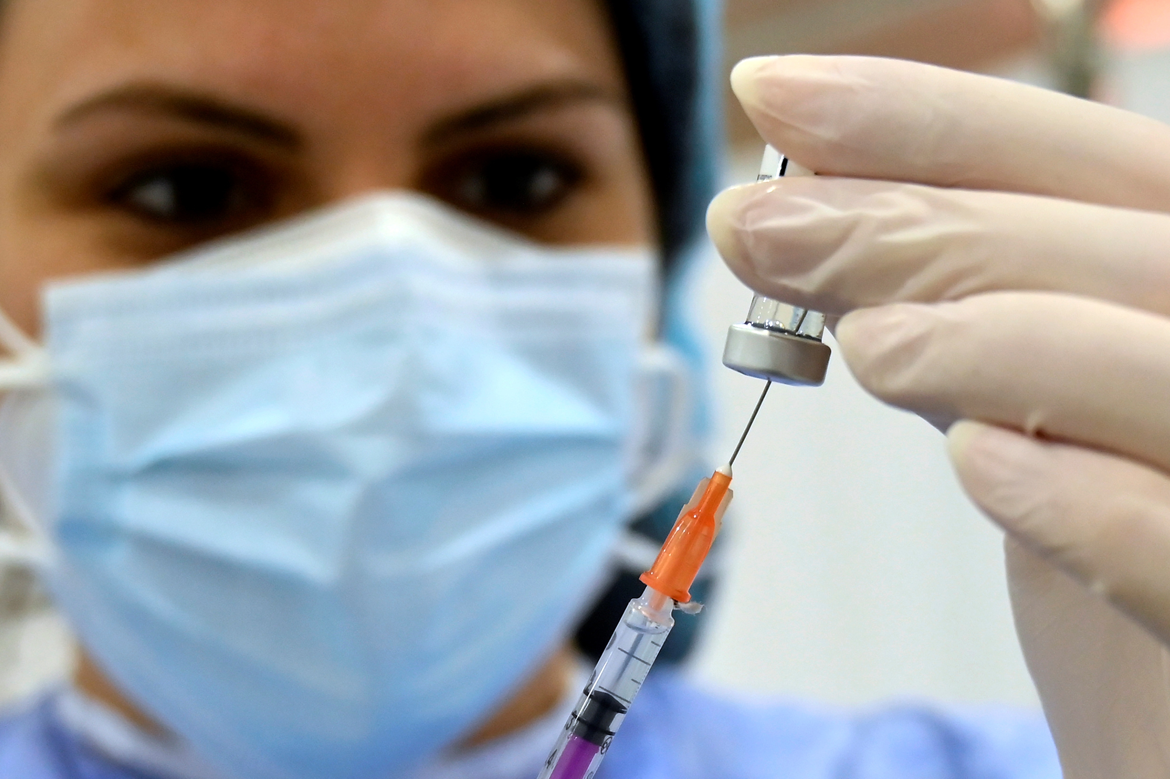 Una enfermera prepara una vacuna de la farmacéutica Pfizer-BioNTech contra el COVID-19 (EFE/Wael Hamzeh/Archivo)